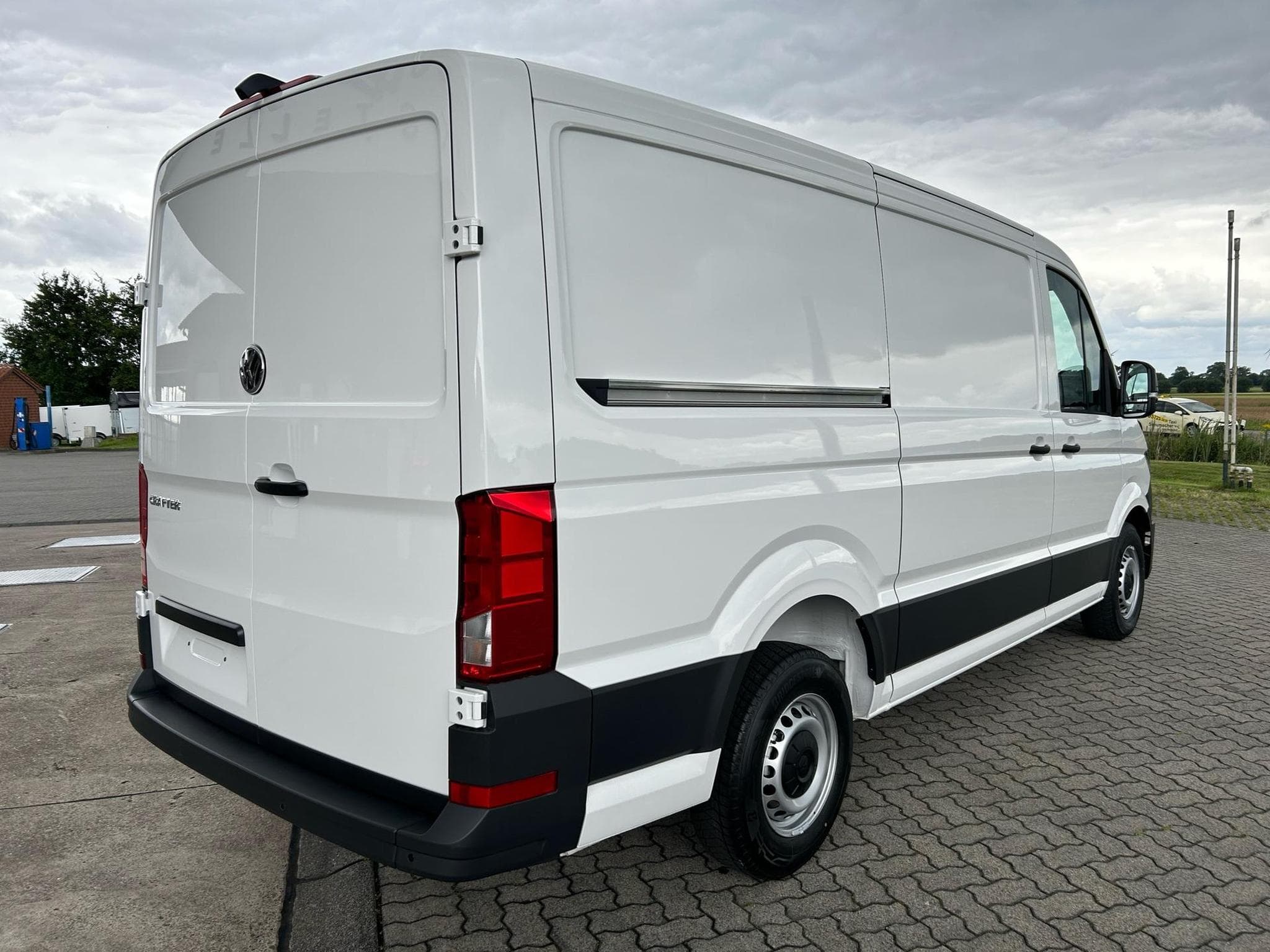 VW Crafter 30 2.0 TDI (2024) - Foto 19