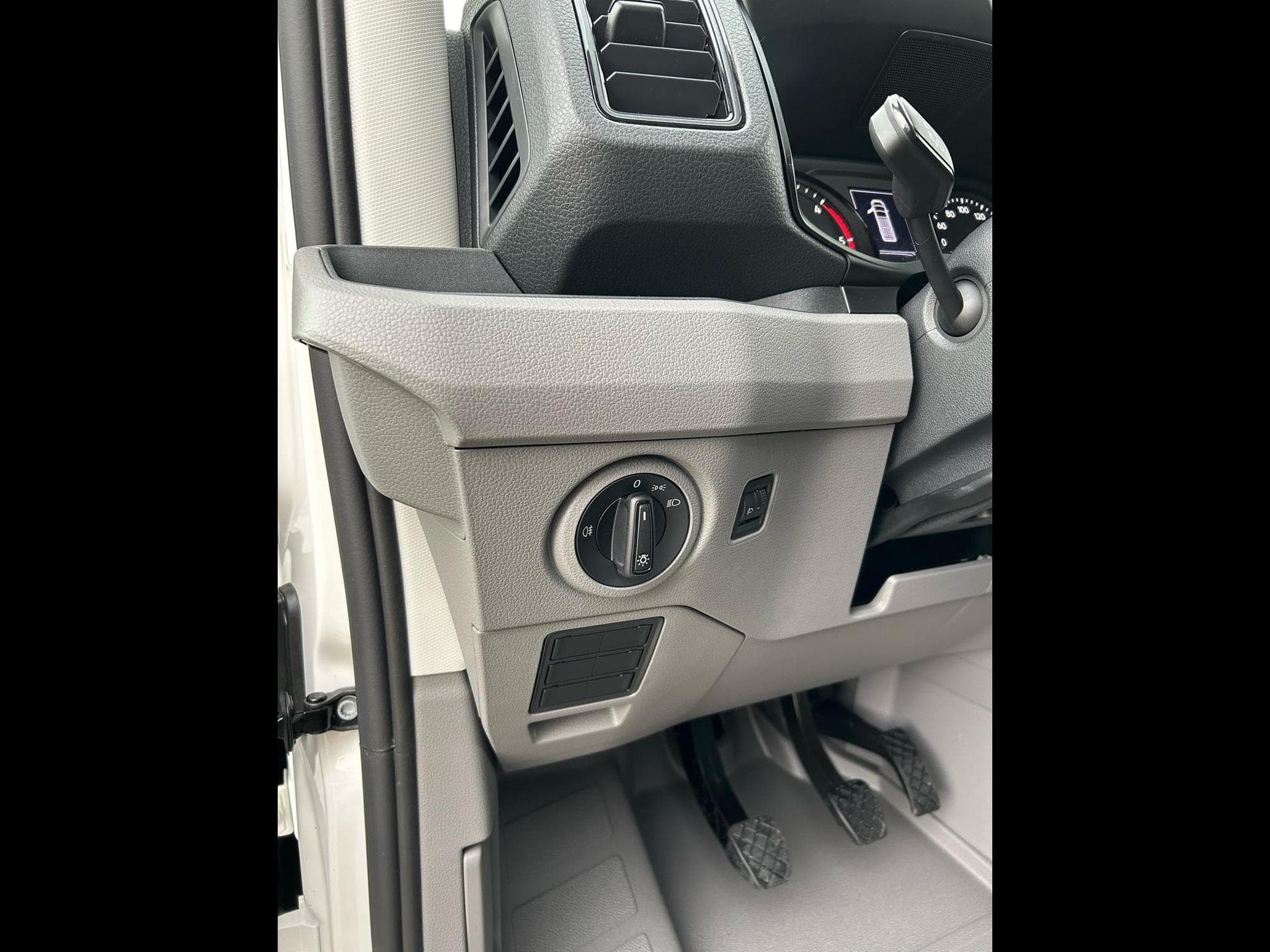 VW Crafter 30 2.0 TDI (2024) - Foto 4