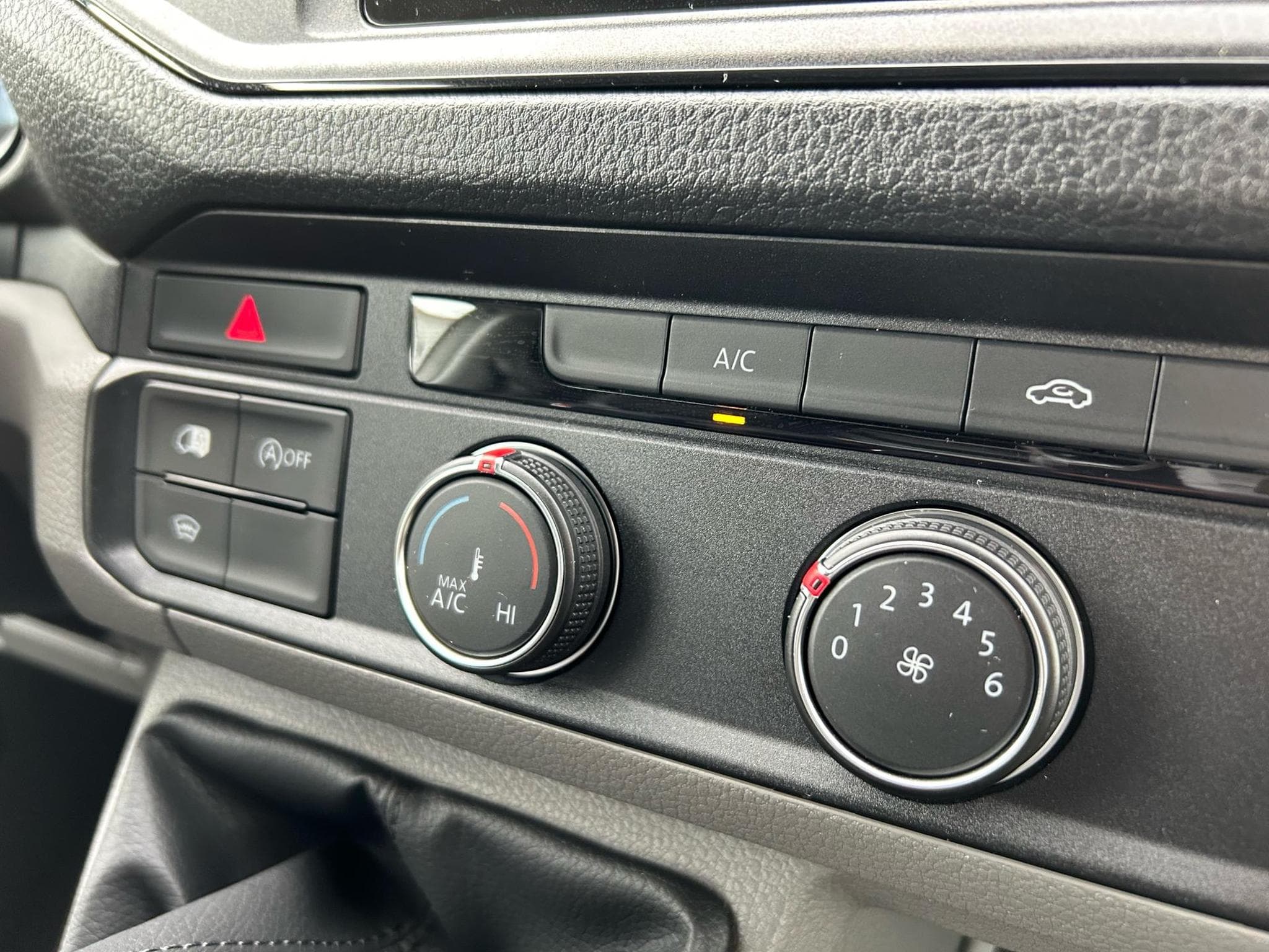 VW Crafter 35 2.0 TDI (2024) - Foto 9