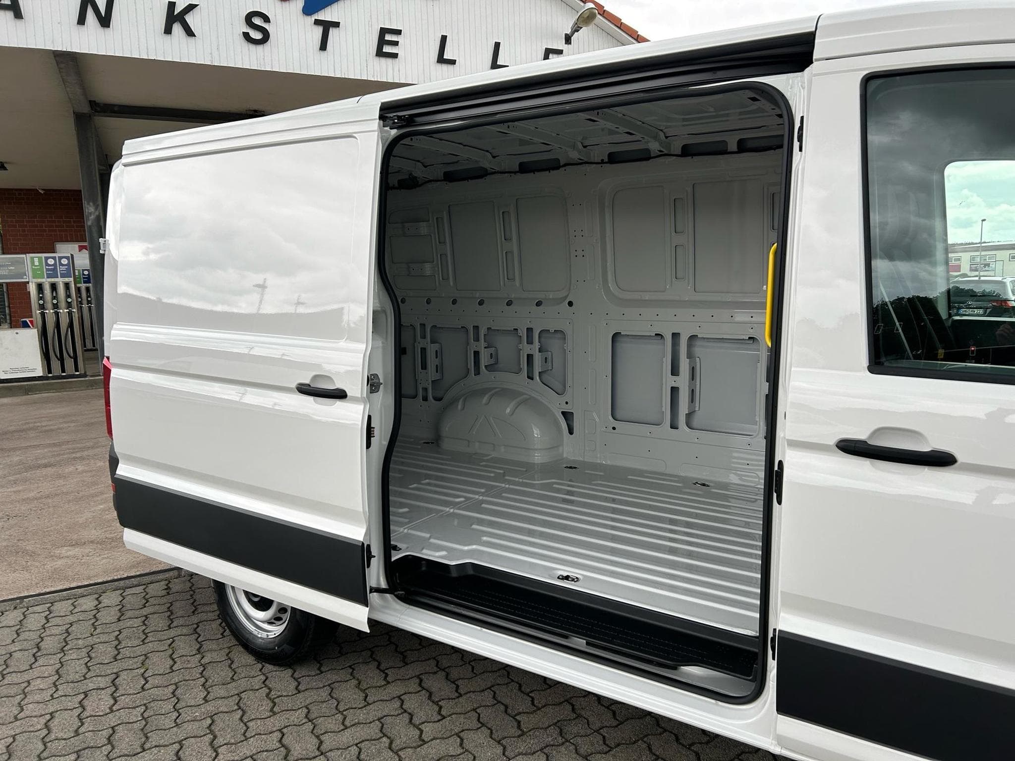 VW Crafter 30 2.0 TDI (2024) - Foto 15