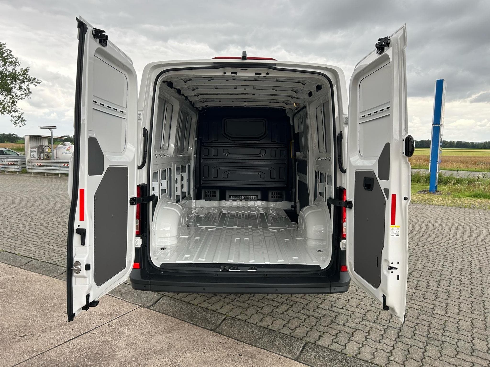 VW Crafter 30 2.0 TDI (2024) - Foto 17