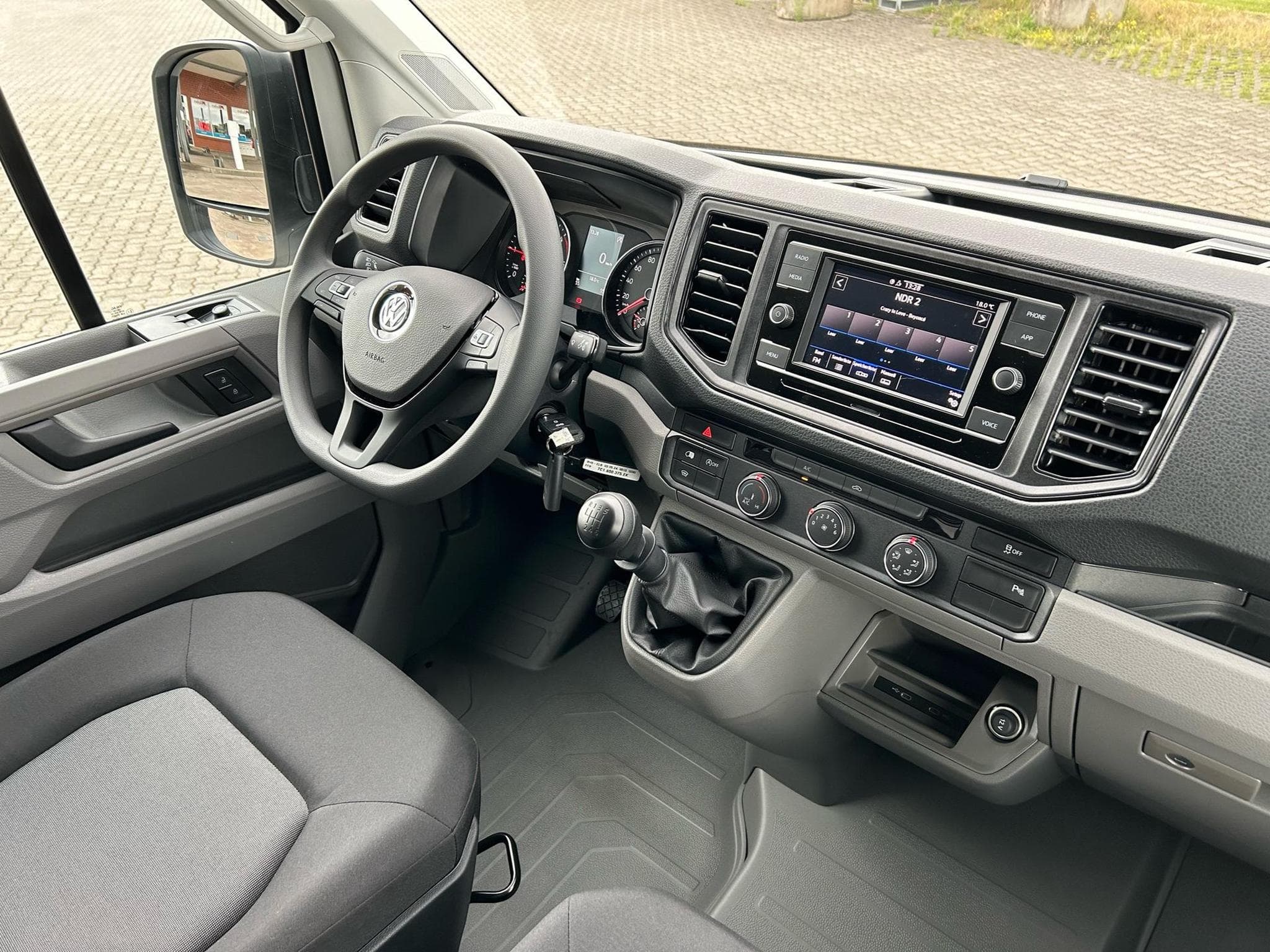 VW Crafter 30 2.0 TDI (2024) - Foto 7