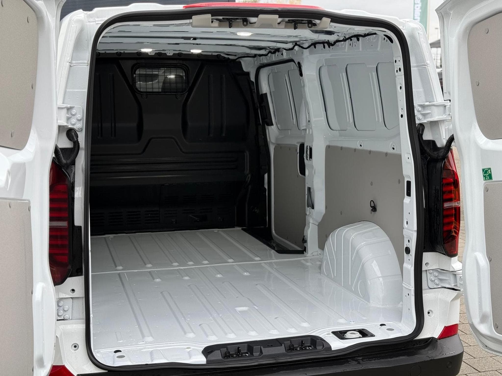 VW T7 Transporter L1 2.0 (2025) - Photo 12