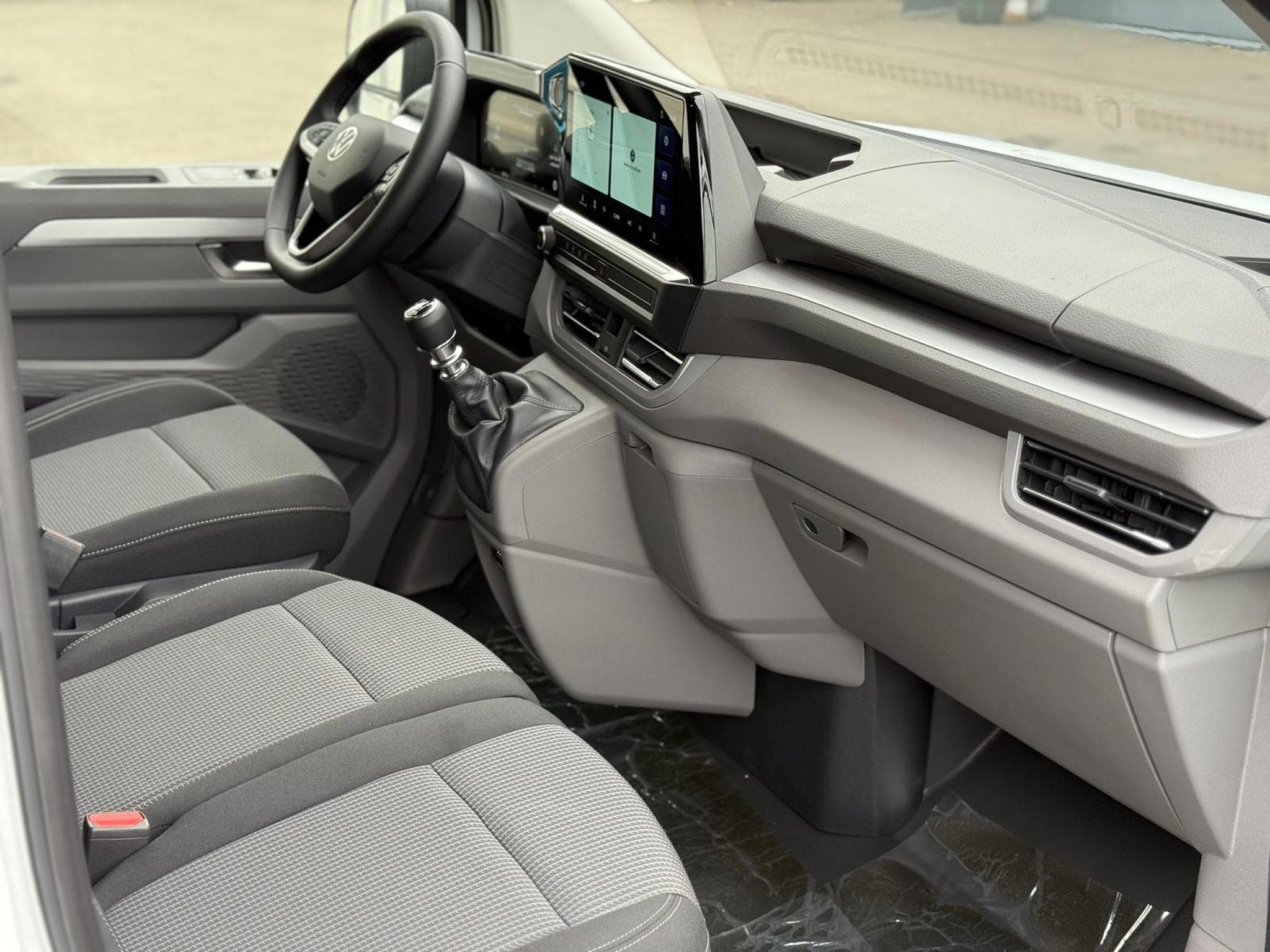 VW T7 Transporter L1 2.0 (2025) - Photo 5