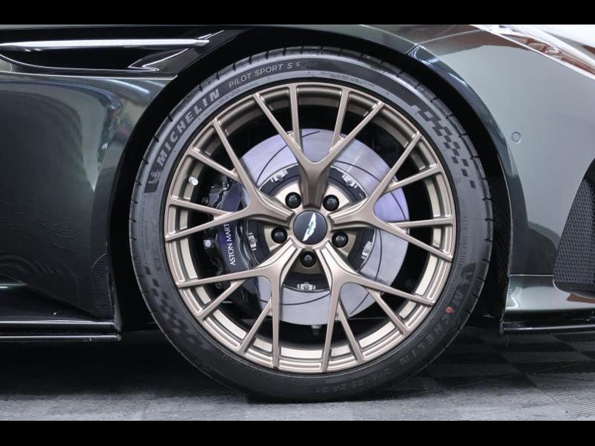 Aston-Martin DB12 V8 VOLANTE (2024) - Foto 10