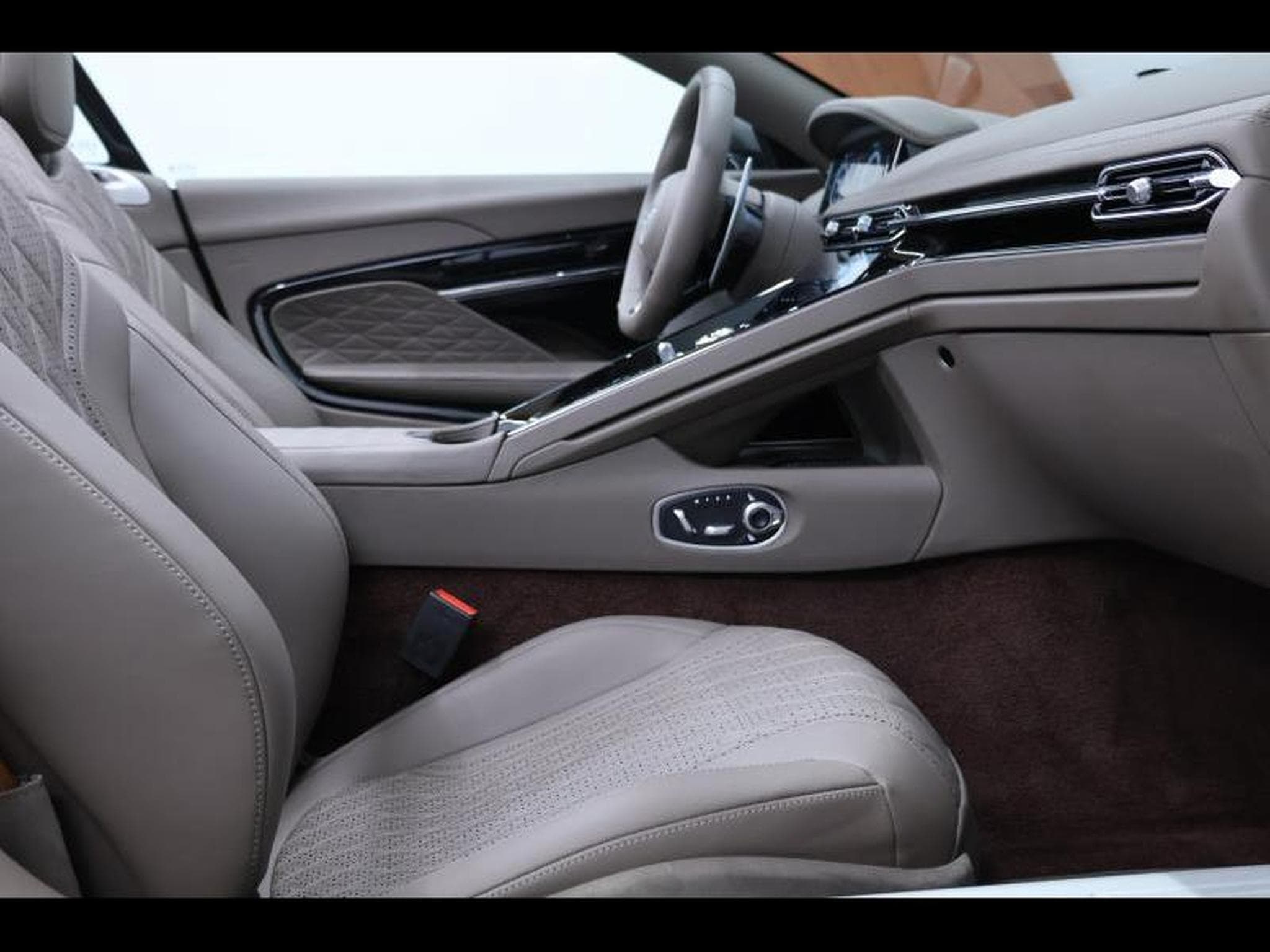 Aston-Martin DB12 V8 VOLANTE (2024) - Foto 13