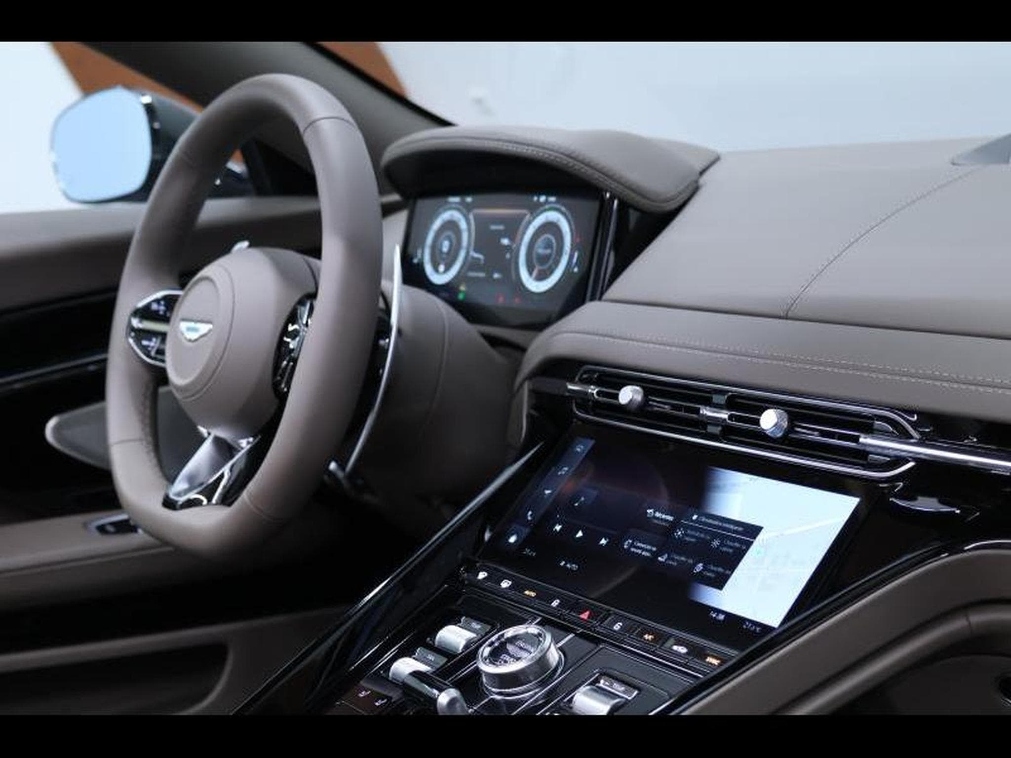 Aston-Martin DB12 V8 VOLANTE (2024) - Foto 15
