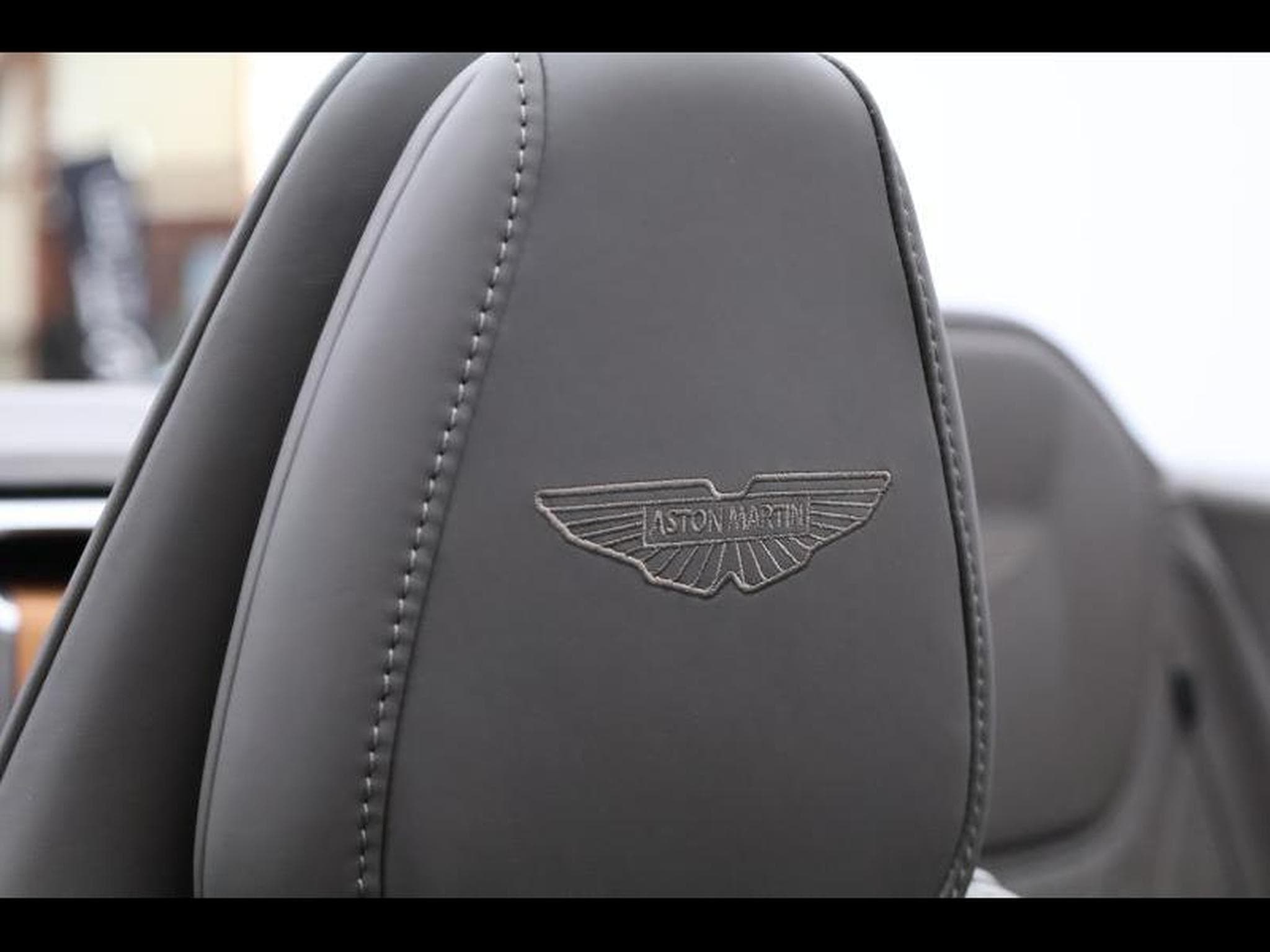 Aston-Martin DB12 V8 VOLANTE (2024) - Foto 17