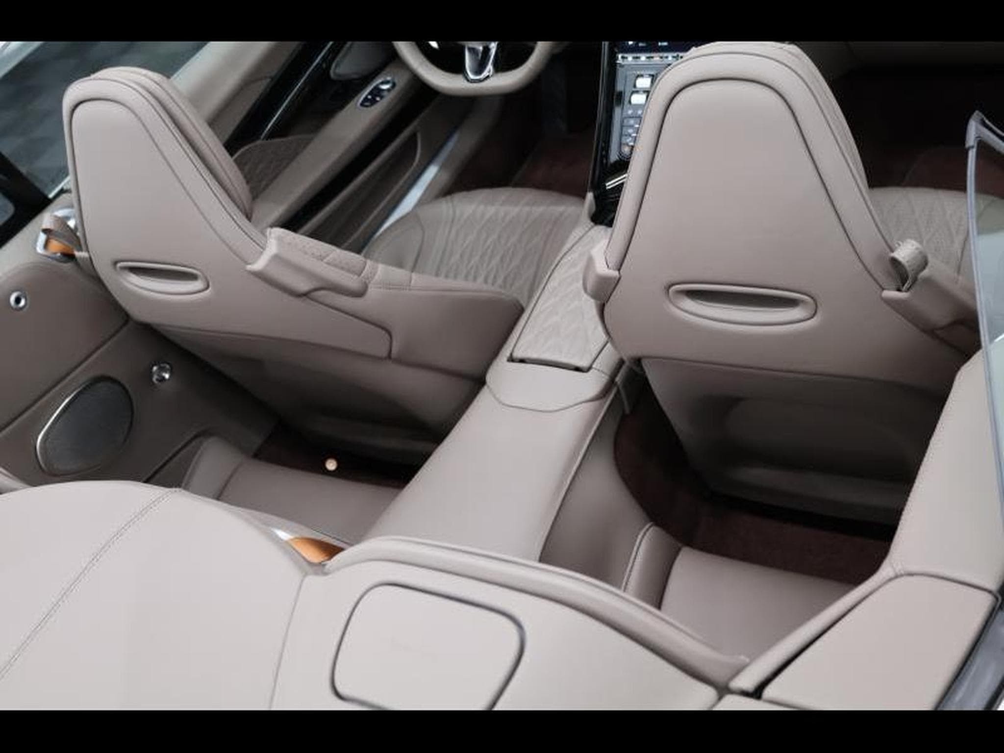 Aston-Martin DB12 V8 VOLANTE (2024) - Foto 18