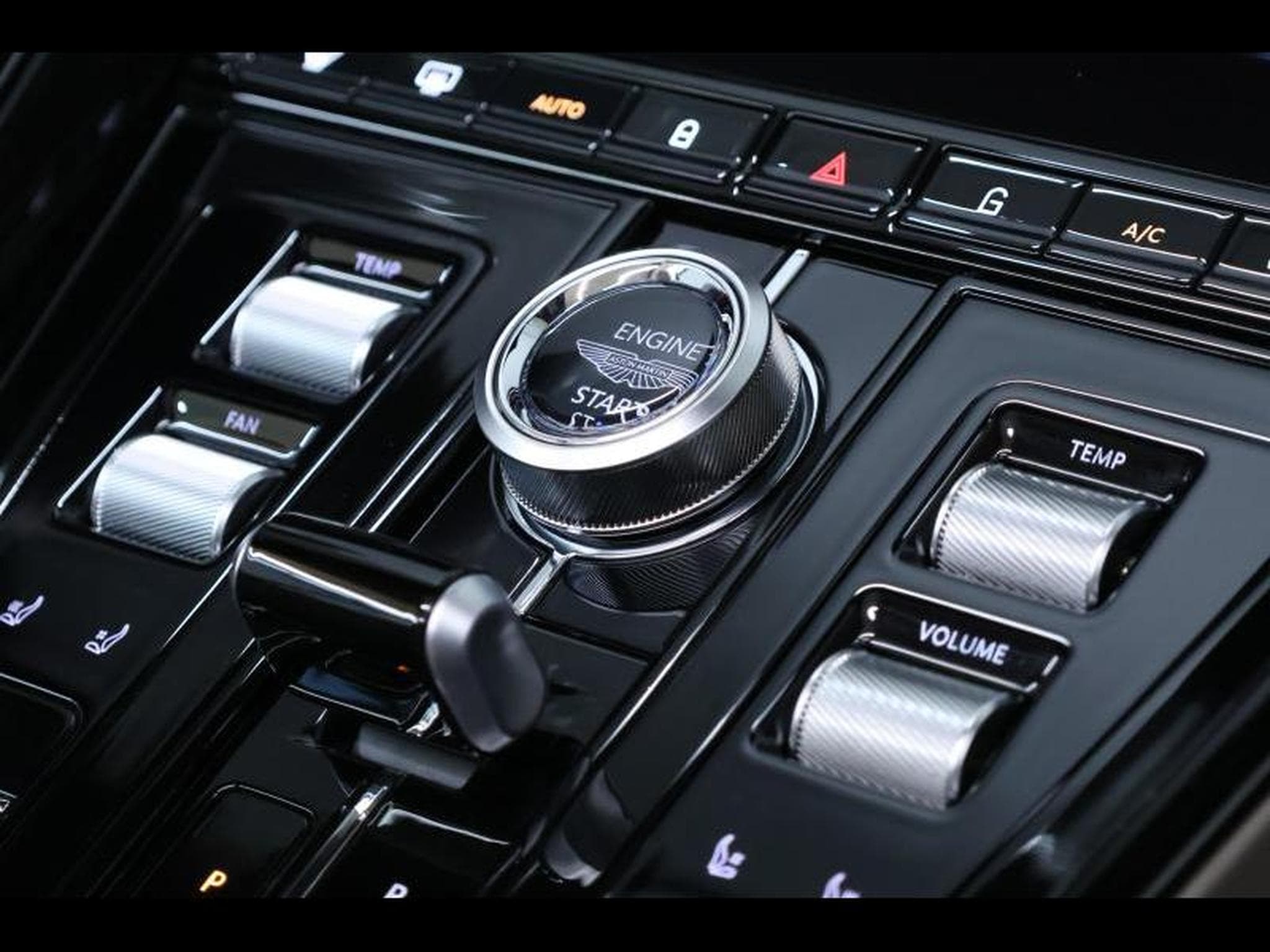 Aston-Martin DB12 V8 VOLANTE (2024) - Foto 19