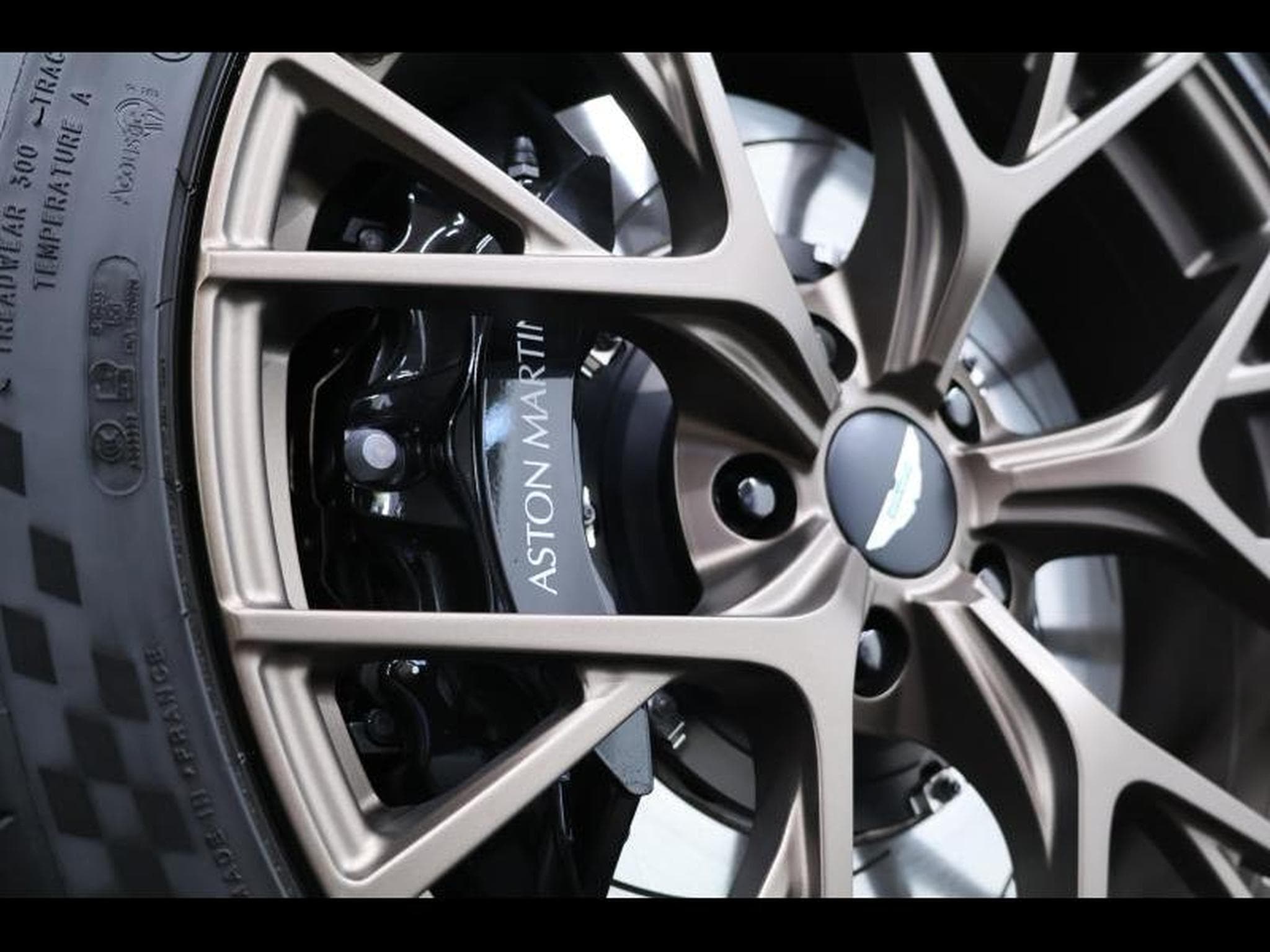 Aston-Martin DB12 V8 VOLANTE (2024) - Foto 25