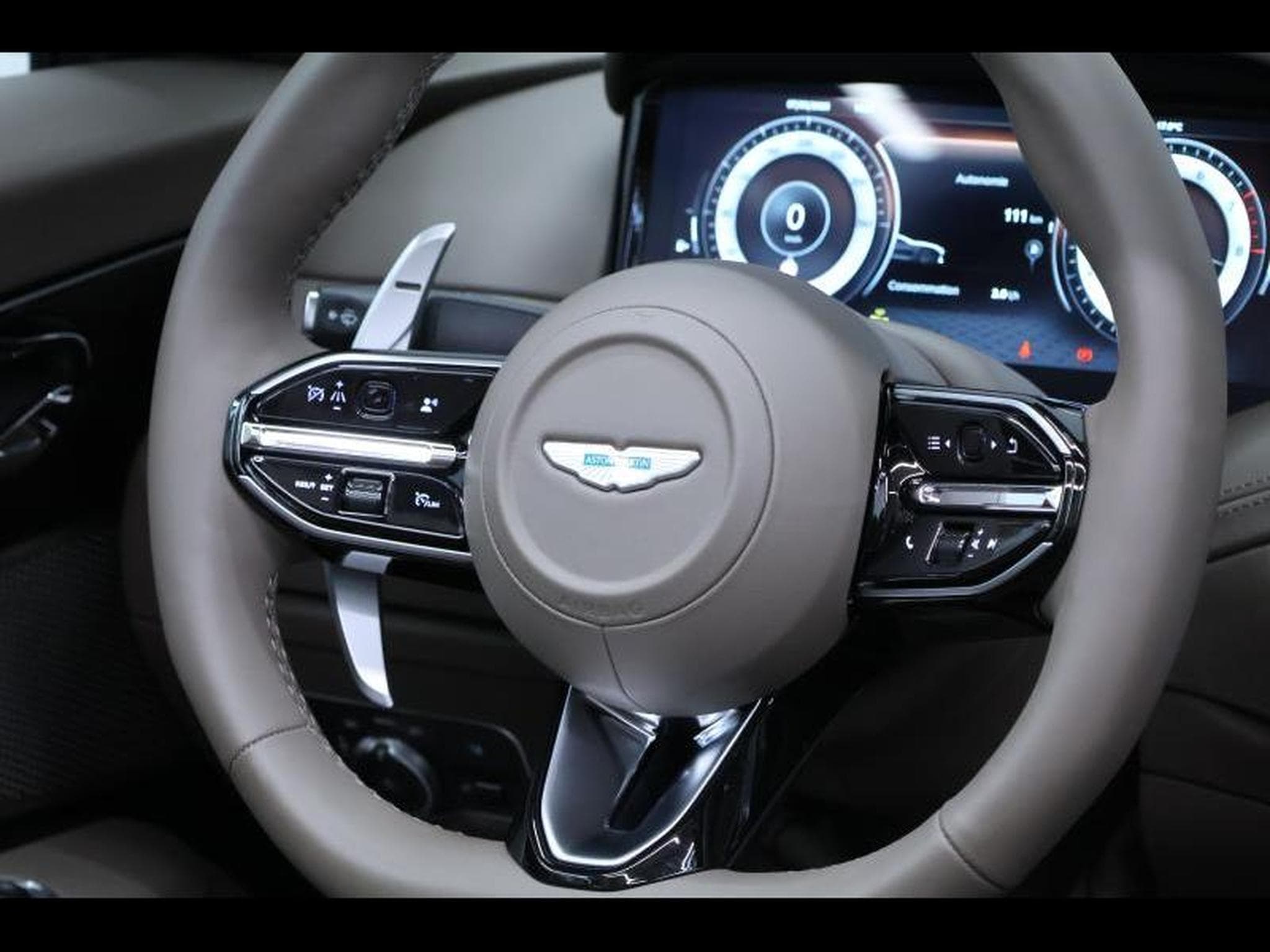 Aston-Martin DB12 V8 VOLANTE (2024) - Foto 26