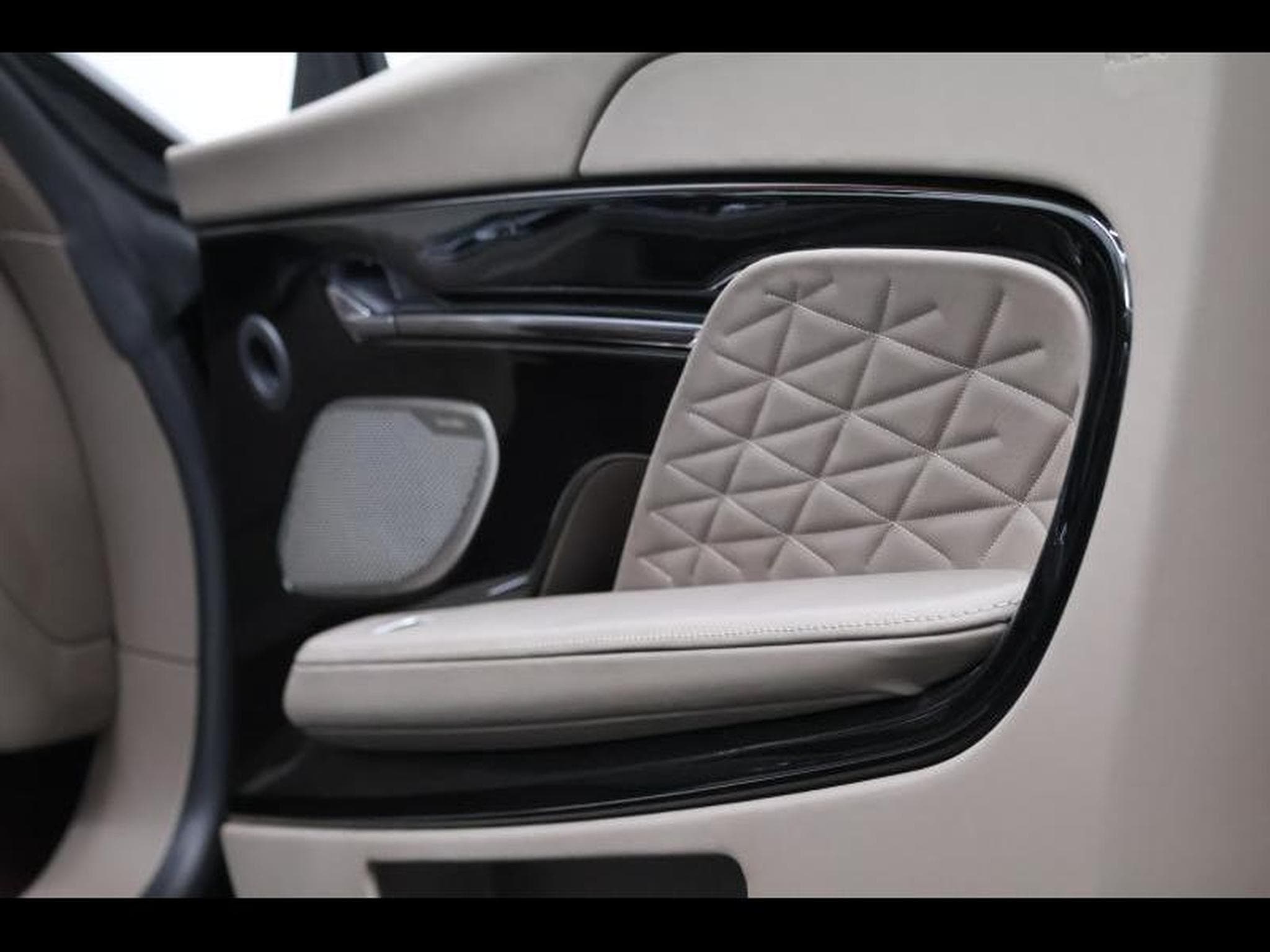 Aston-Martin DB12 V8 VOLANTE (2024) - Foto 30