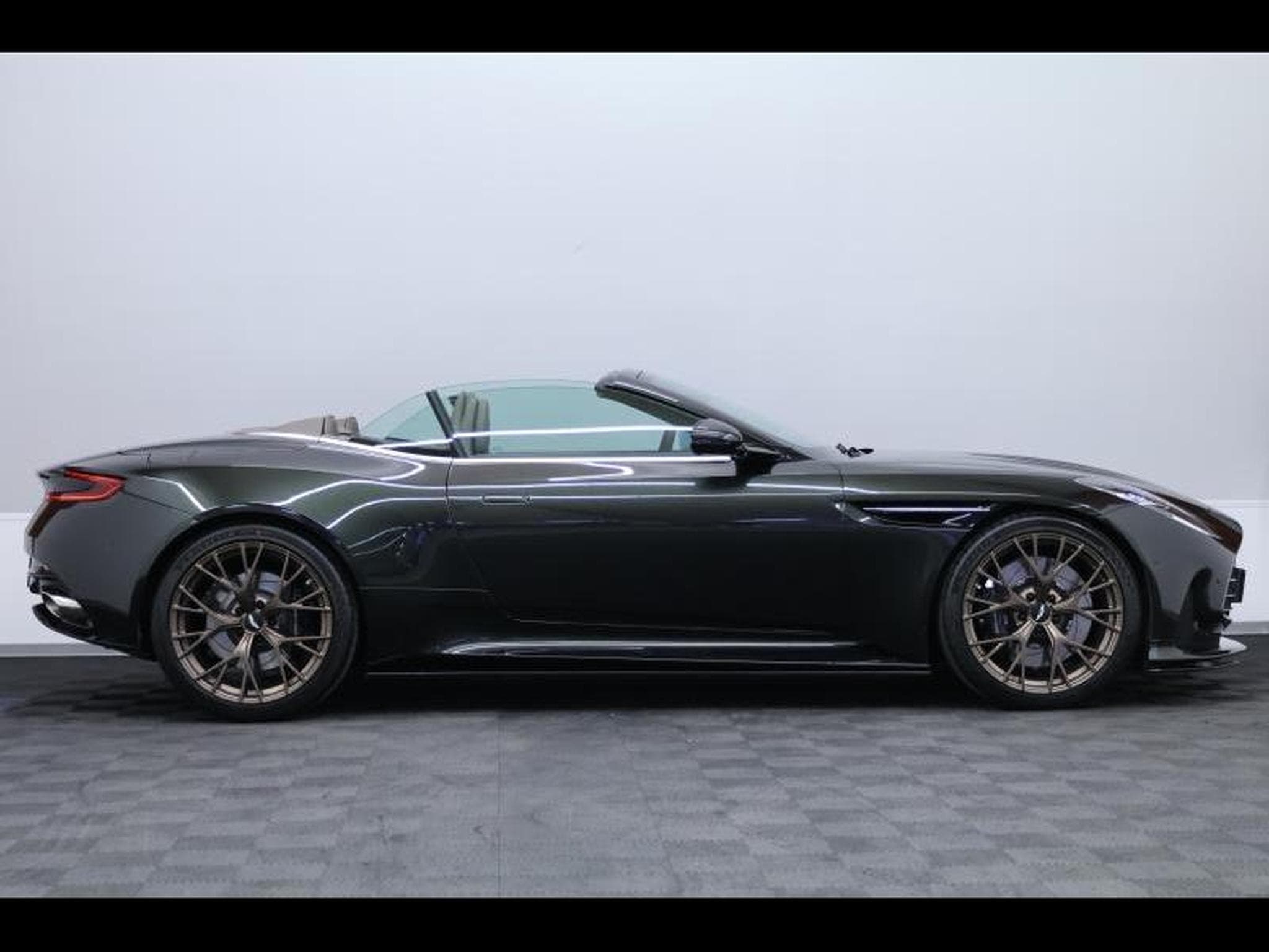 Aston-Martin DB12 V8 VOLANTE (2024) - Foto 5