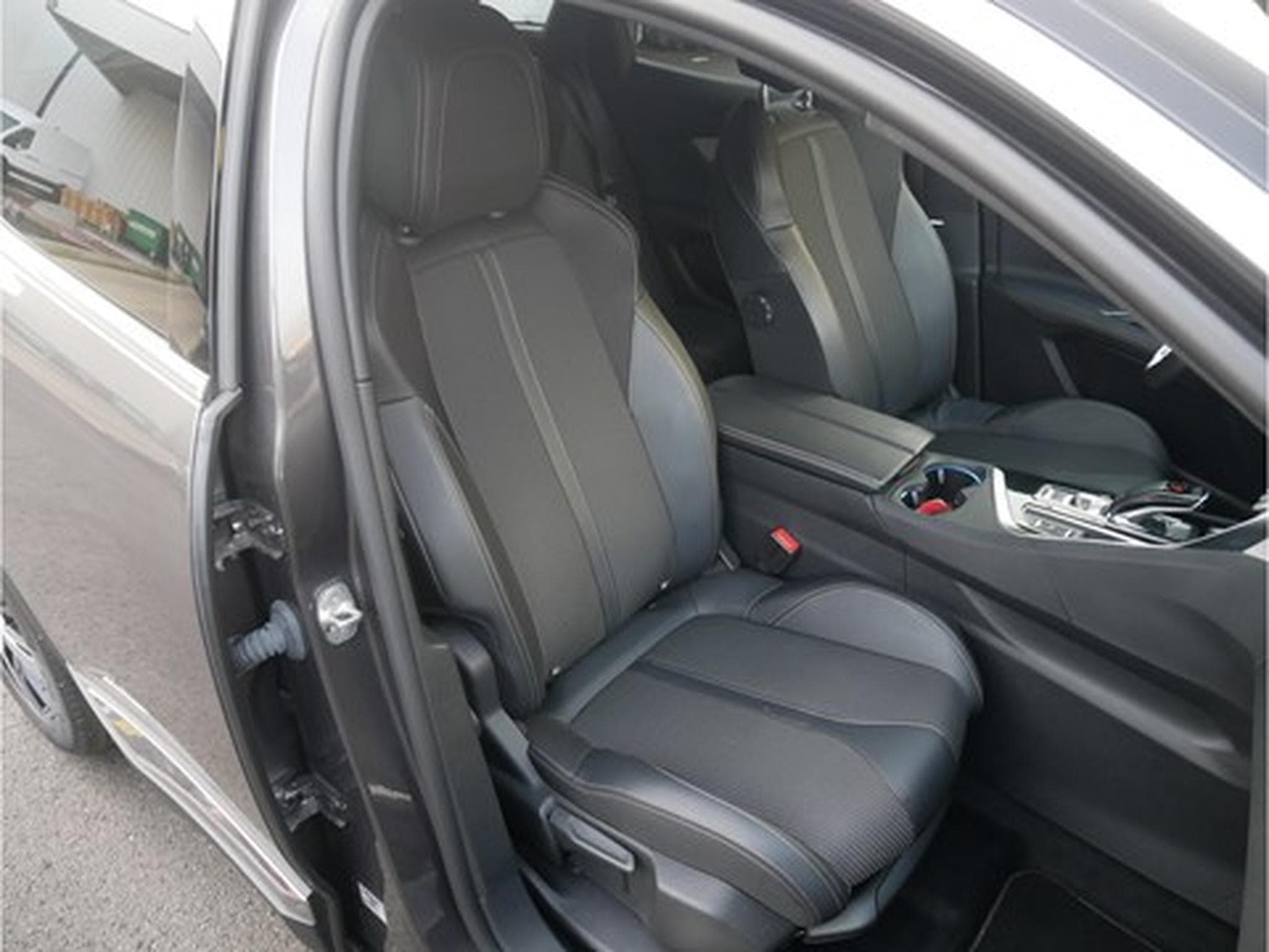 Peugeot 3008 1.5BlueHDi S&S GT A8 130cv (2022) - Foto 4