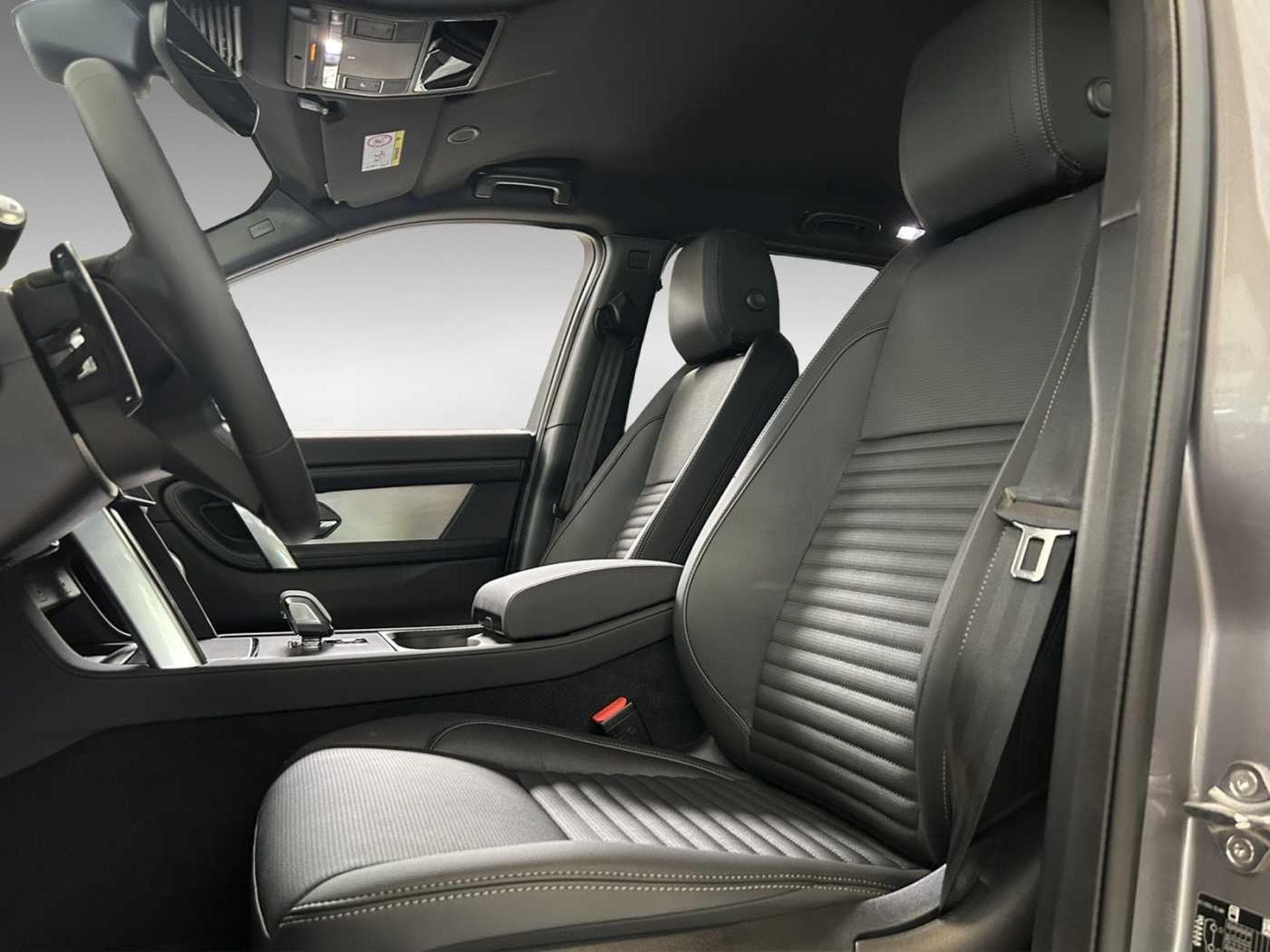 Land-Rover Discovery Sport P270e Plug-In-Hybrid Dynamic SE +MERIDIAN SOUND SYSTEM (2025) - Photo 7