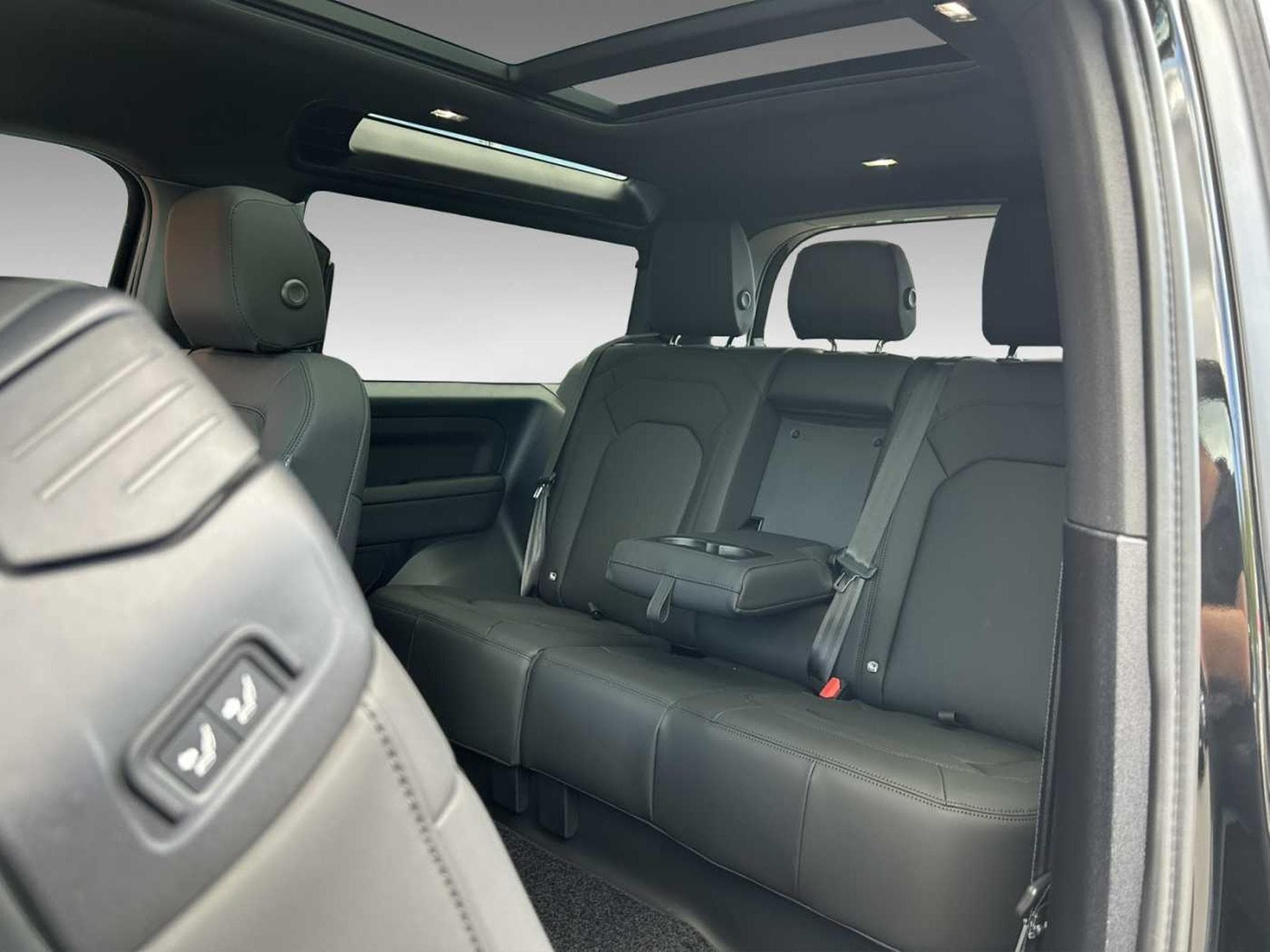 Land-Rover Defender D250  90 X-Dynamic SE LUFTFAHRWERK AHK BLACK PACK PANORAMADA (2025) - Foto 8