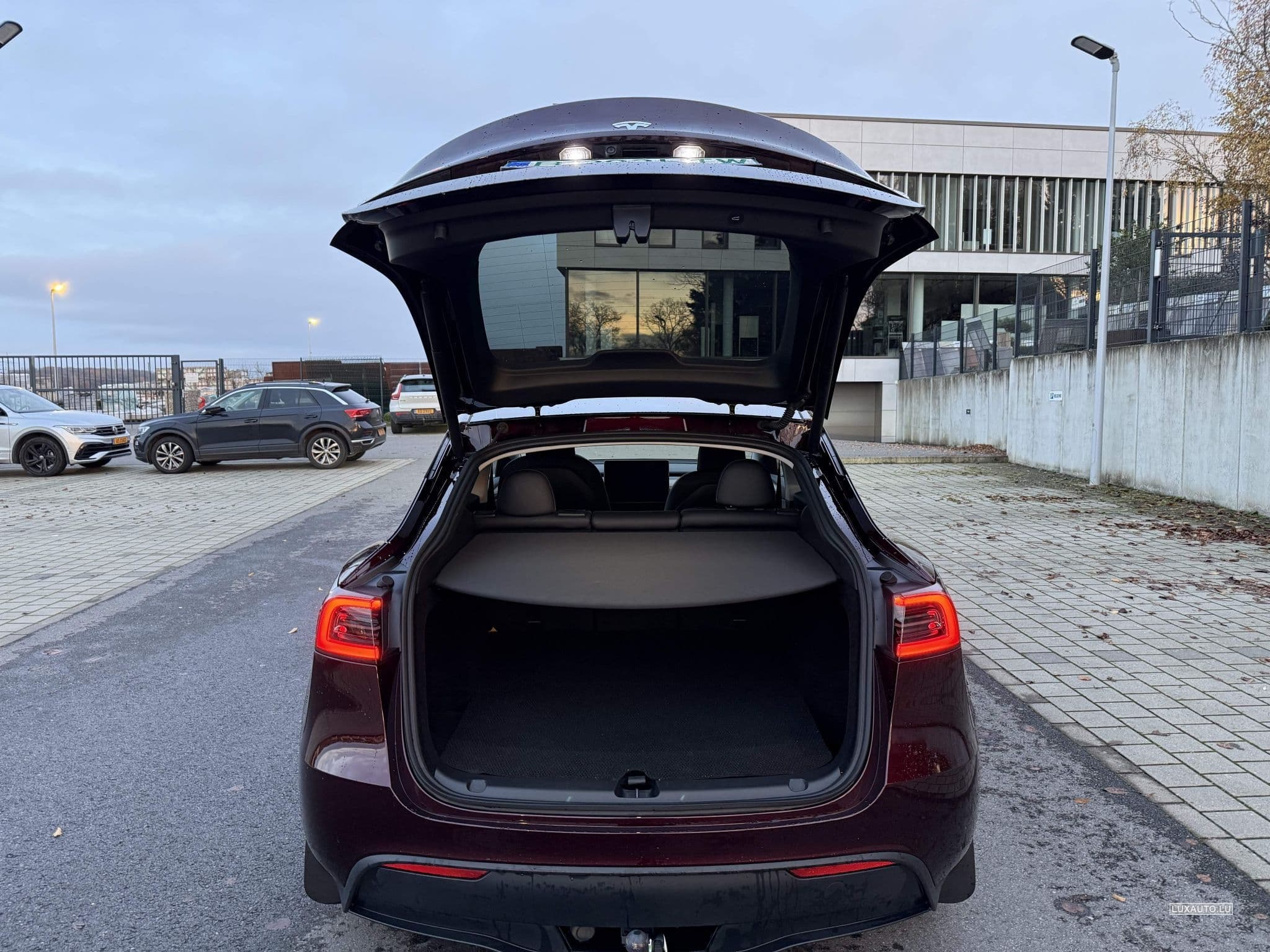 Tesla Model Y Long Range with Tow Hitch (2024) - Foto 5