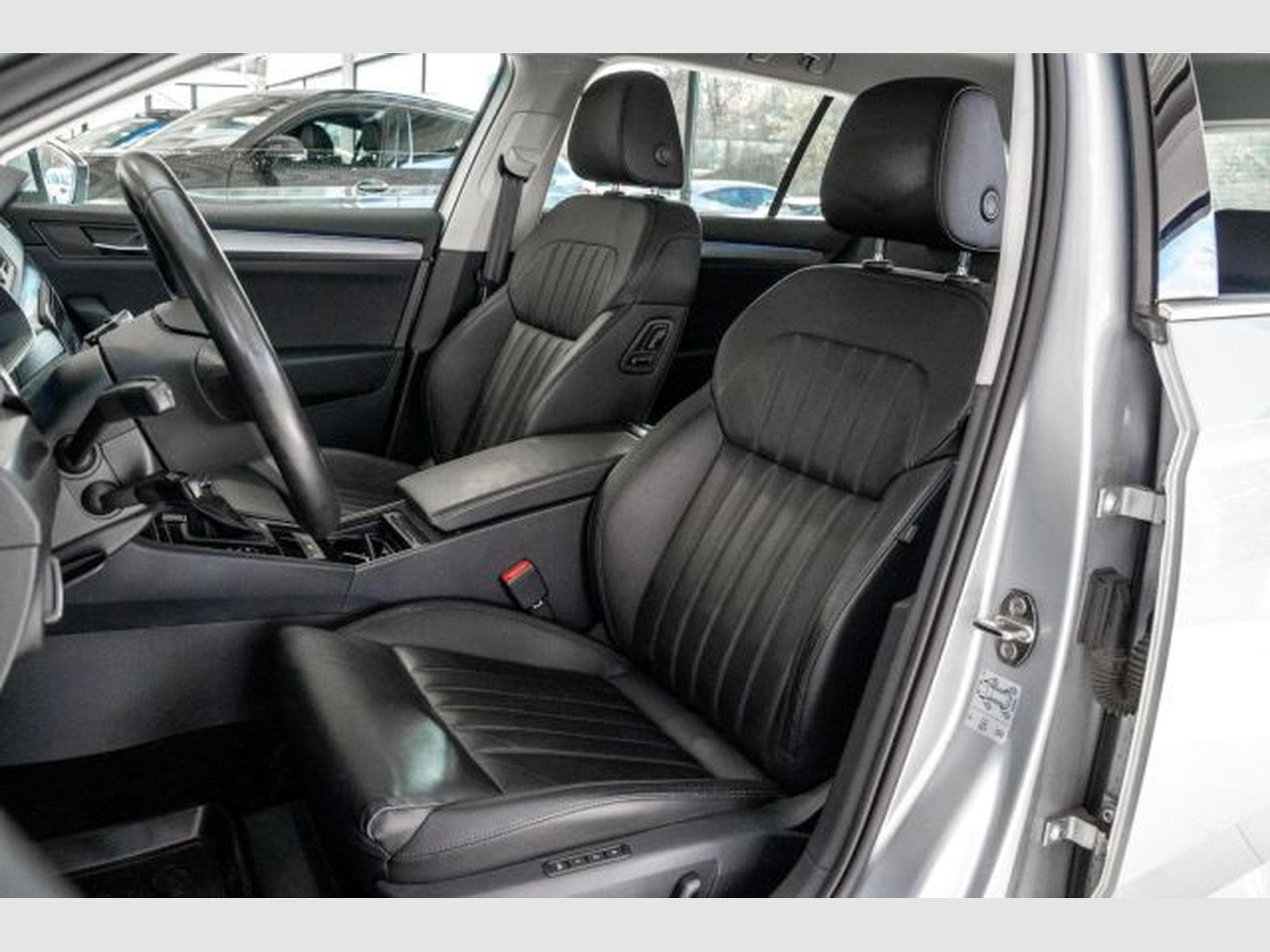 Skoda Superb Superb 1.5 TSI ACT DSG NAVI AHK SHZG XENON LEDER (2019) - Photo 11