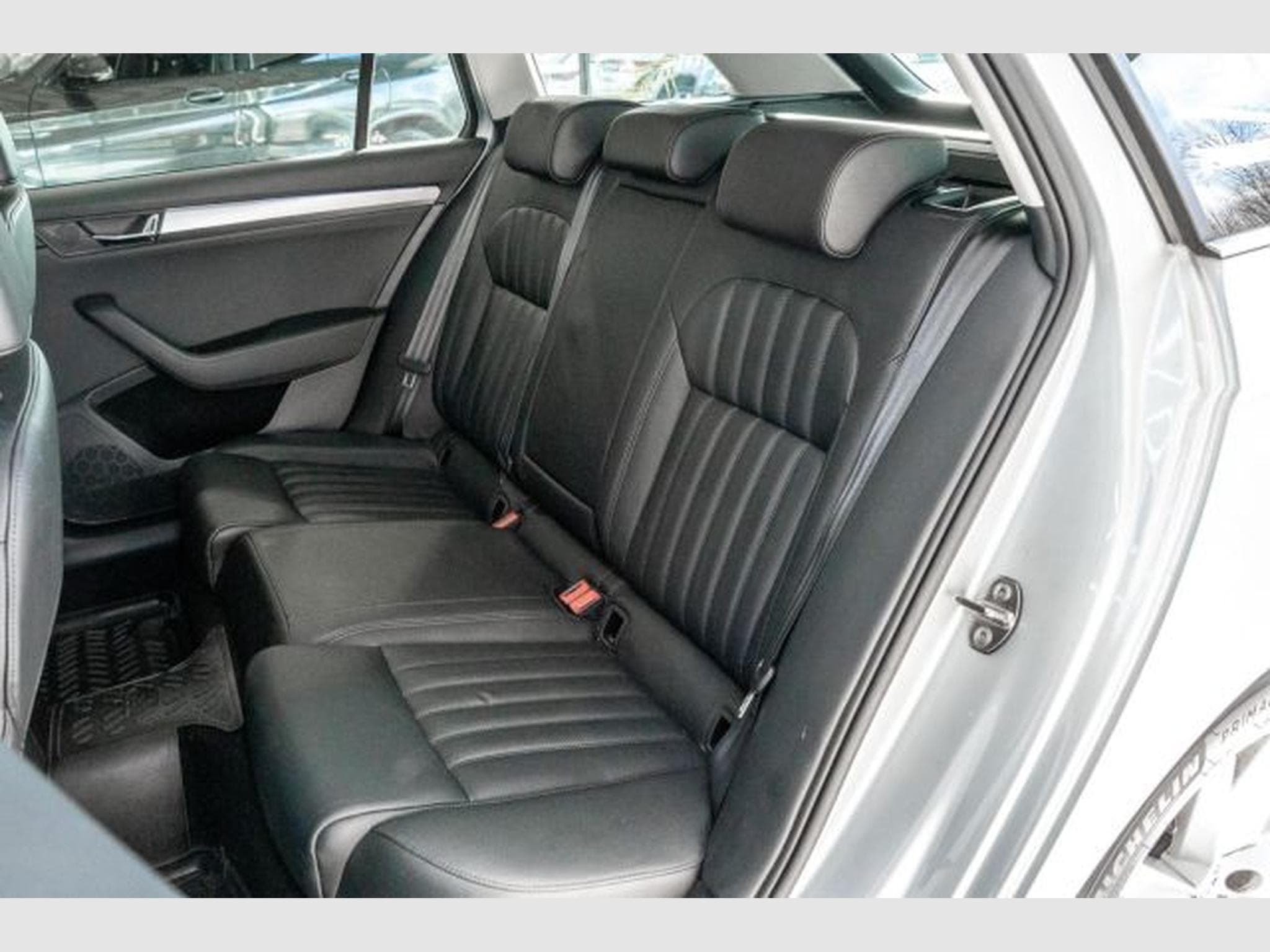 Skoda Superb Superb 1.5 TSI ACT DSG NAVI AHK SHZG XENON LEDER (2019) - Photo 13