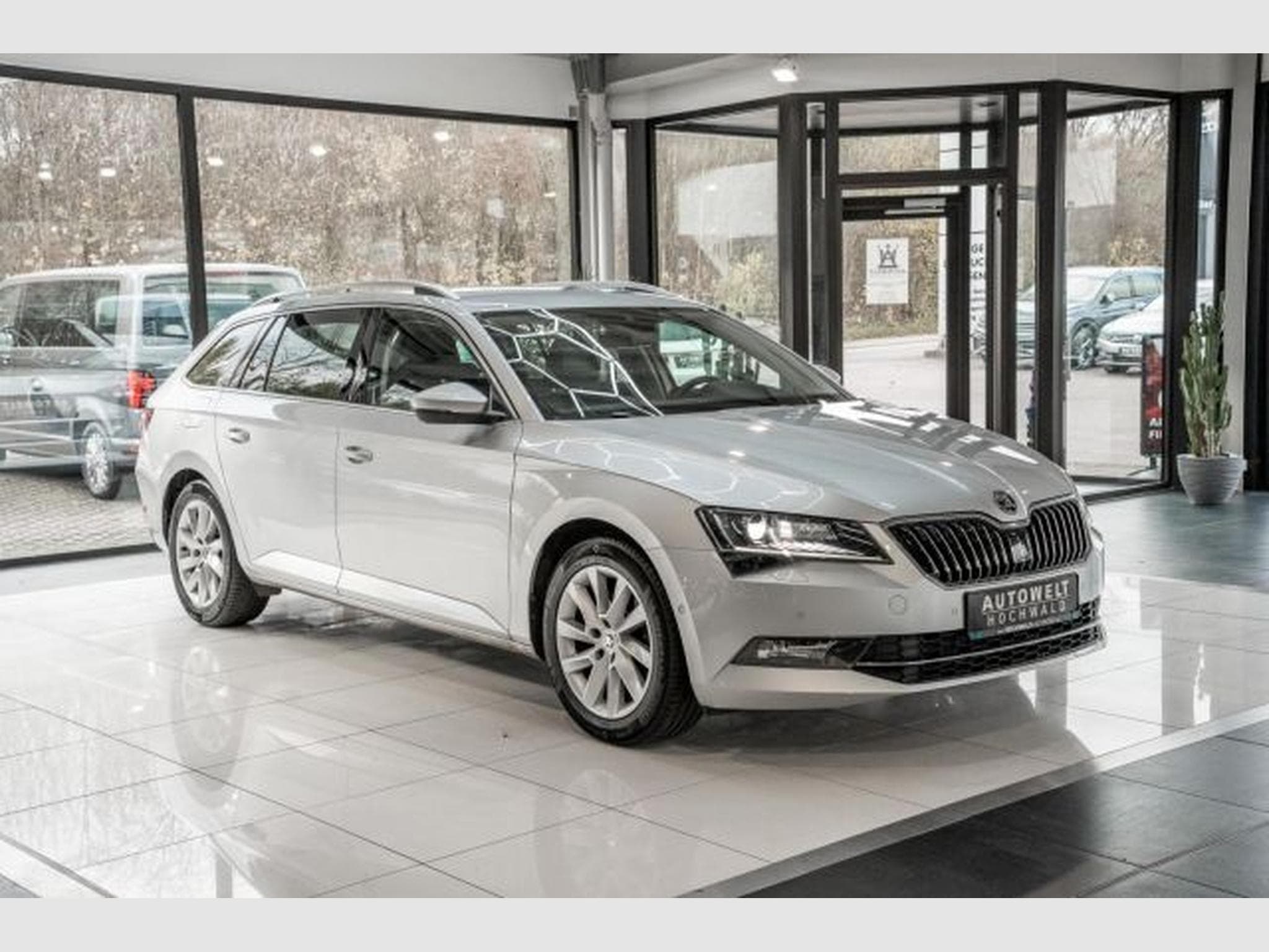 Skoda Superb Superb 1.5 TSI ACT DSG NAVI AHK SHZG XENON LEDER (2019) - Photo 4