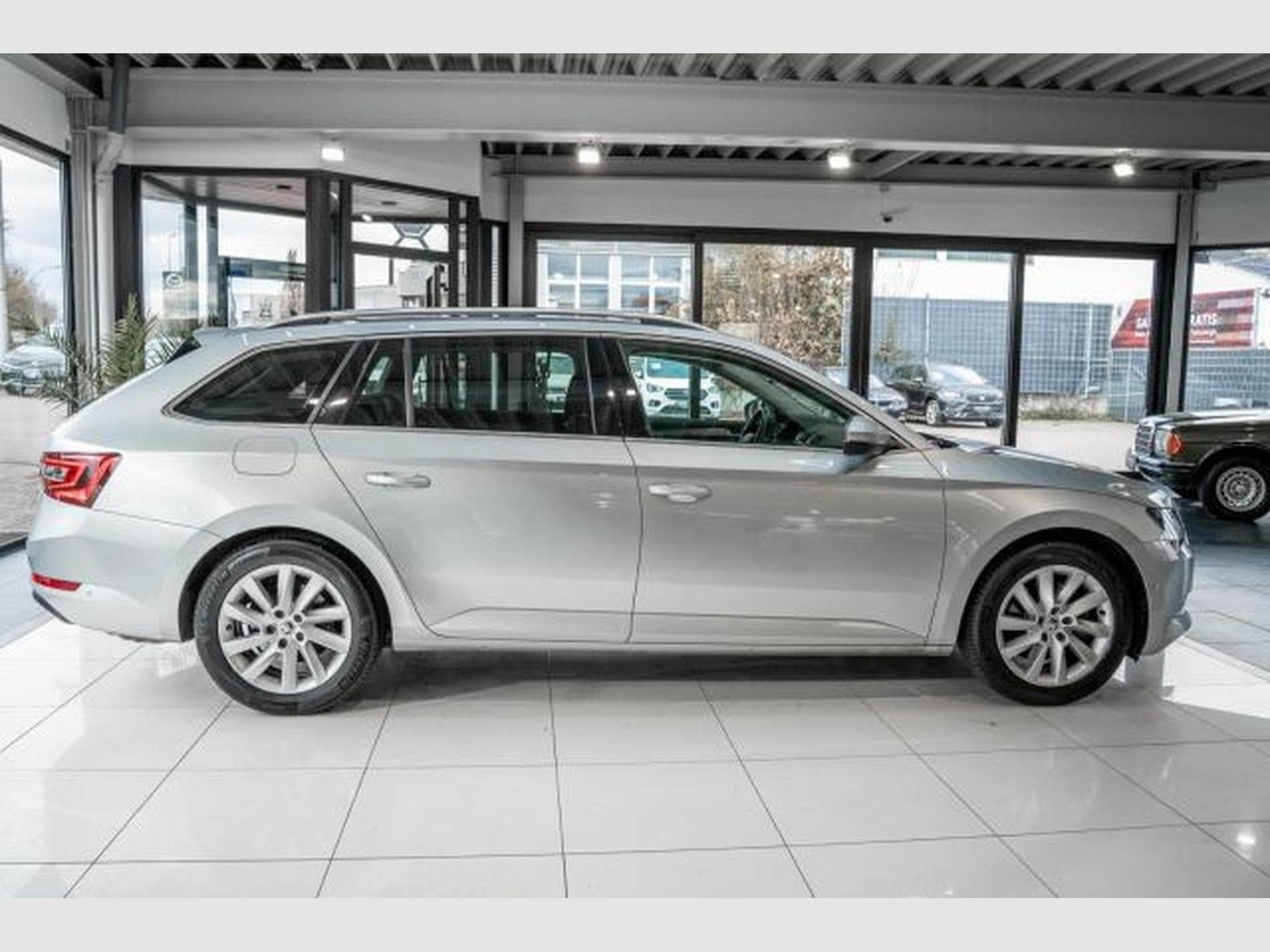 Skoda Superb Superb 1.5 TSI ACT DSG NAVI AHK SHZG XENON LEDER (2019) - Photo 5