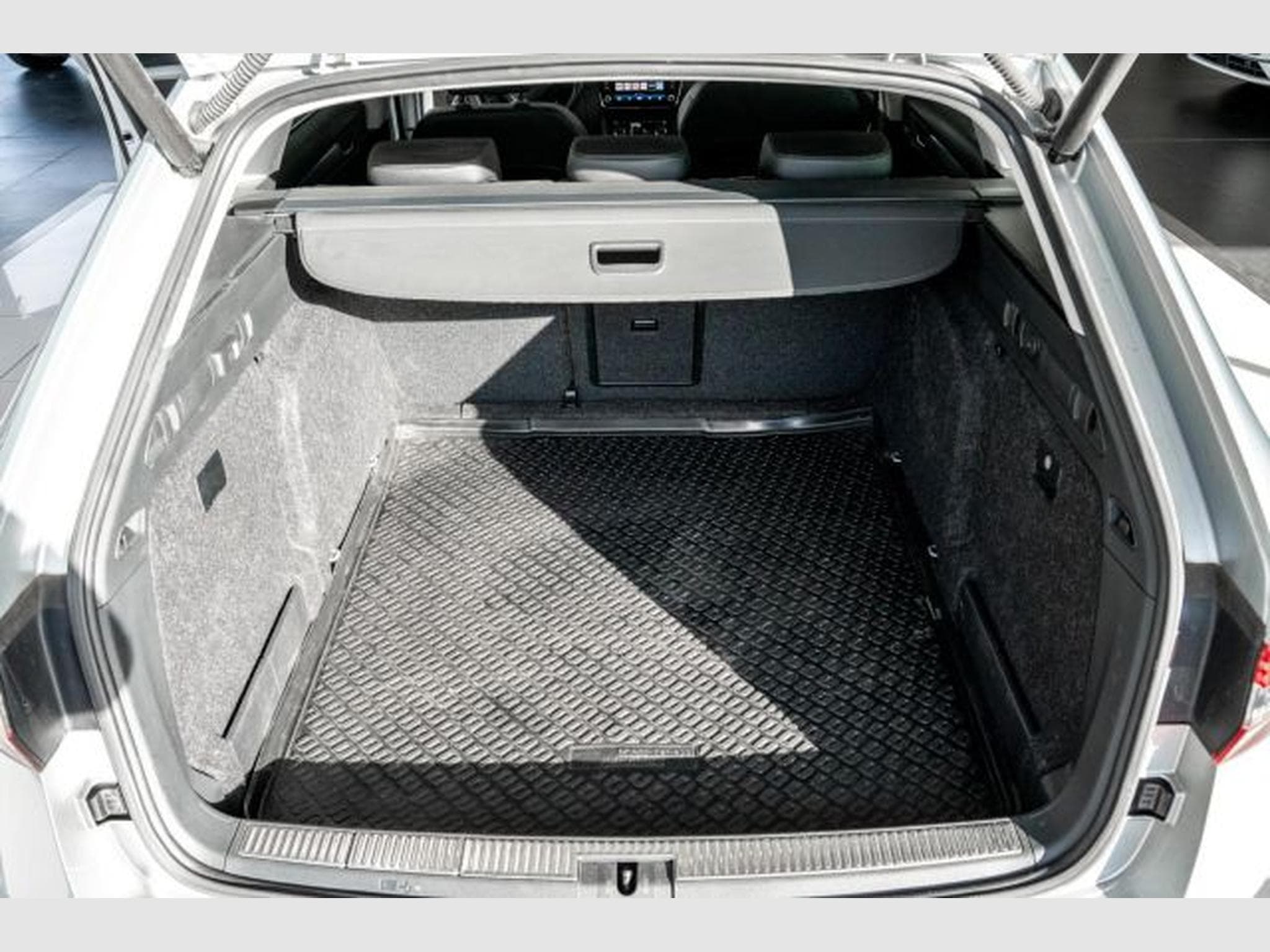 Skoda Superb Superb 1.5 TSI ACT DSG NAVI AHK SHZG XENON LEDER (2019) - Photo 8