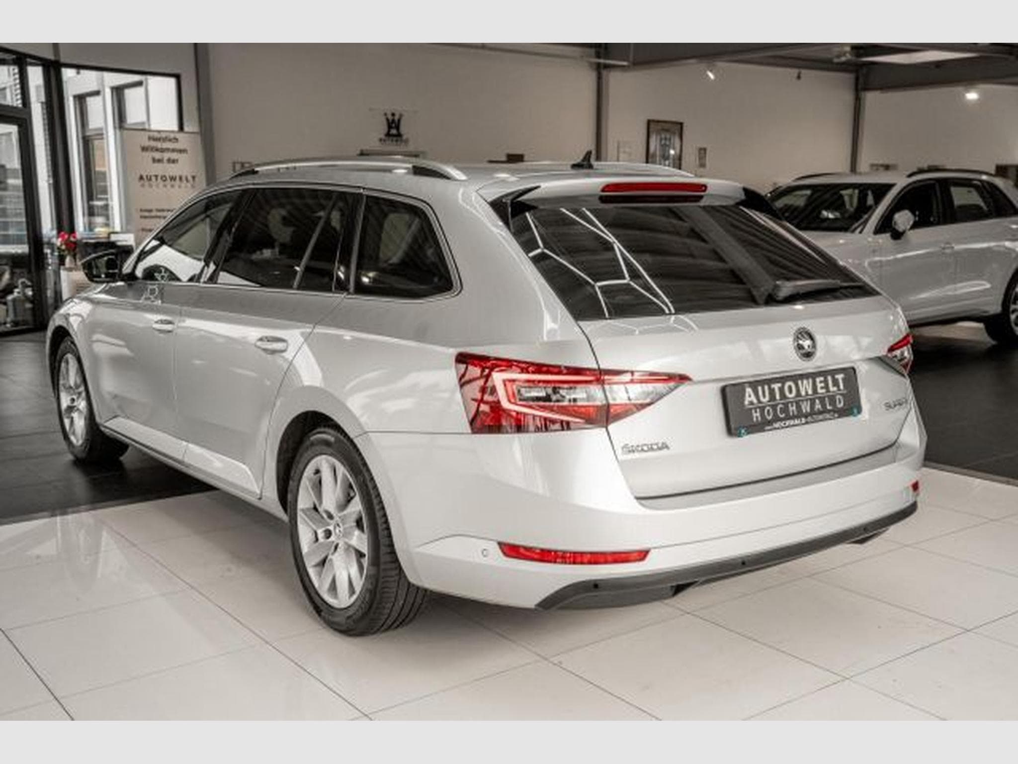 Skoda Superb Superb 1.5 TSI ACT DSG NAVI AHK SHZG XENON LEDER (2019) - Photo 9