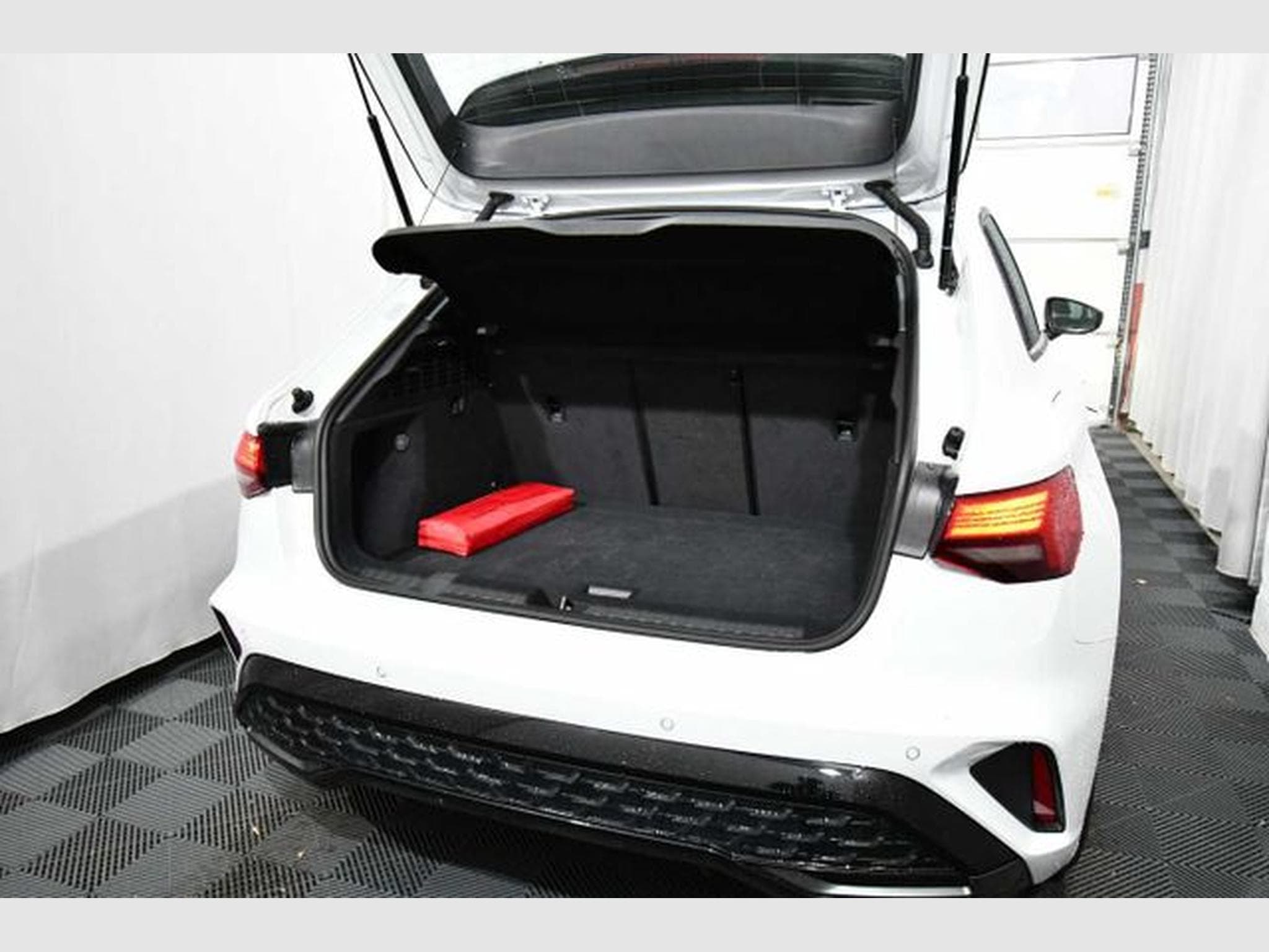 Audi A3 A3 Sportback 35 TFSI S line, MMI+, AVC+, 17', R- (2024) - Photo 4