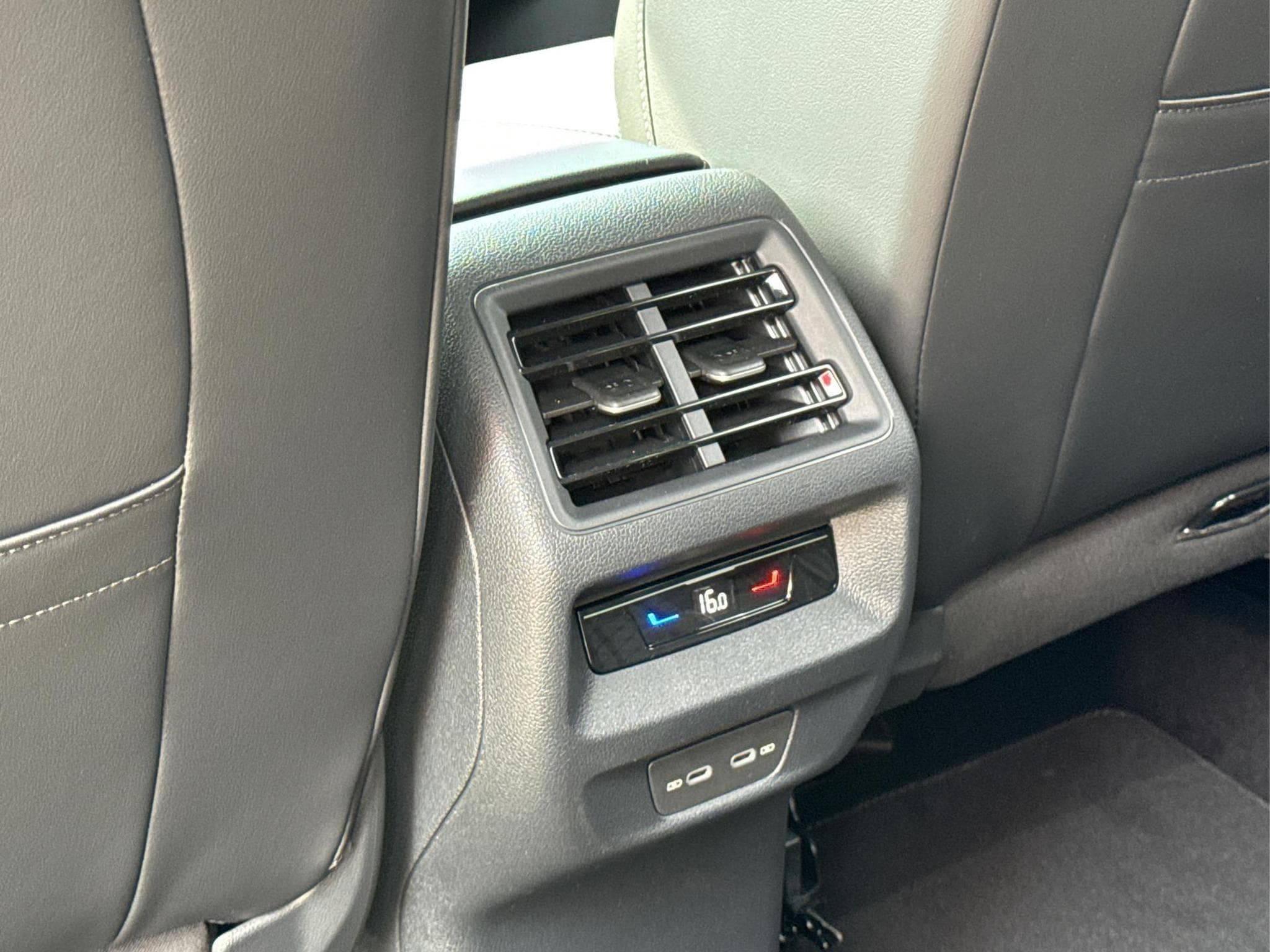 VW Tiguan R-Line (2025) - Photo 12