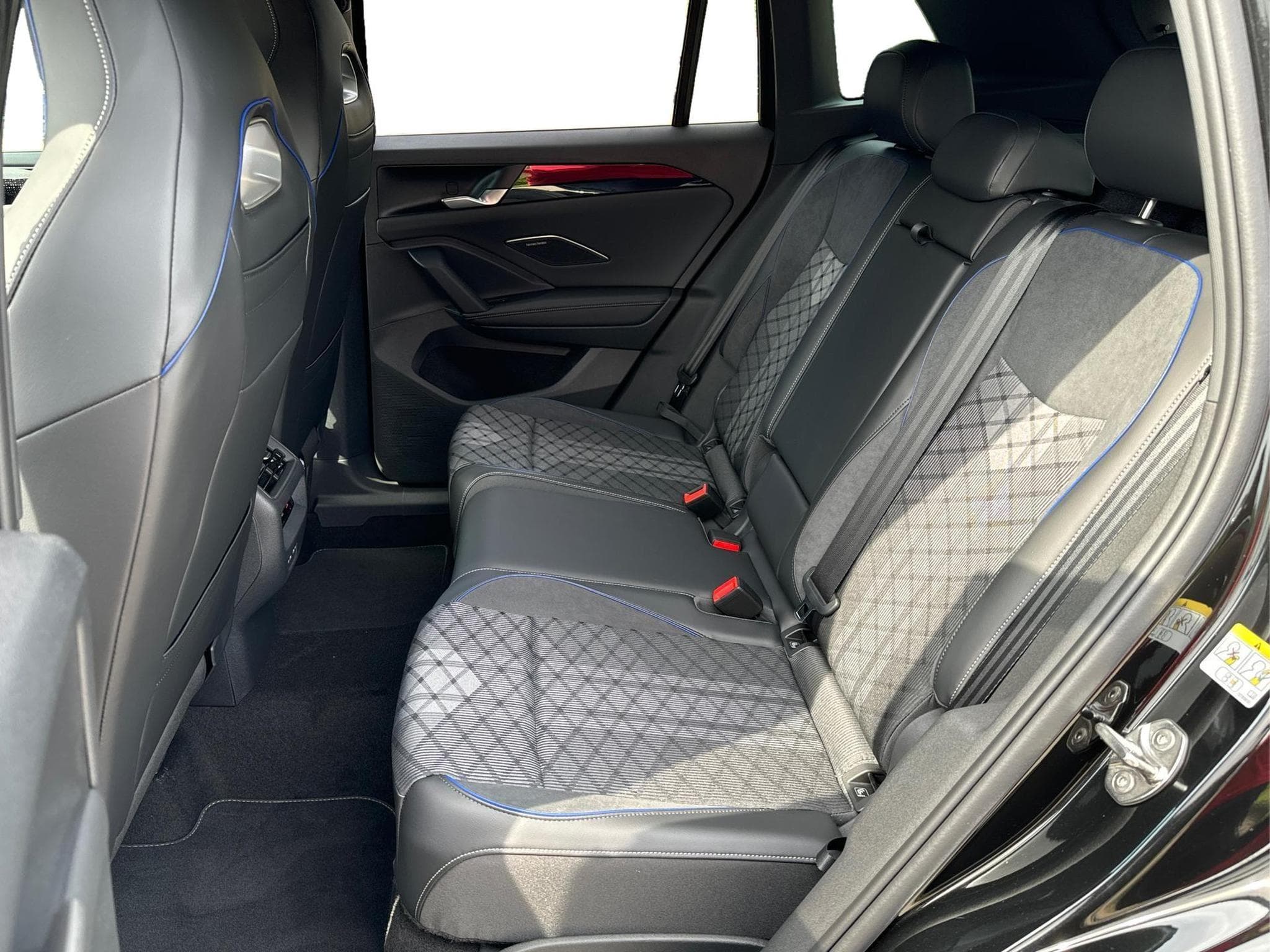 VW Tiguan R-Line (2025) - Photo 13