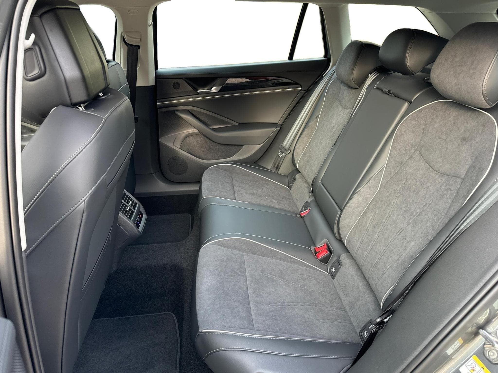 VW Passat Variant Business (2025) - Foto 25