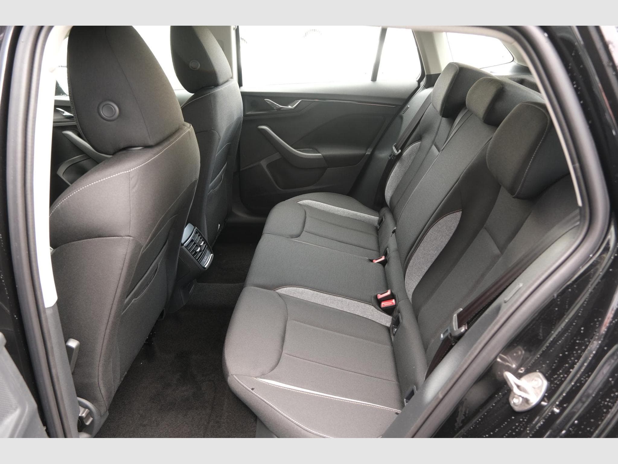 Skoda Scala 1.0 TSI DSG (2025) - Foto 9