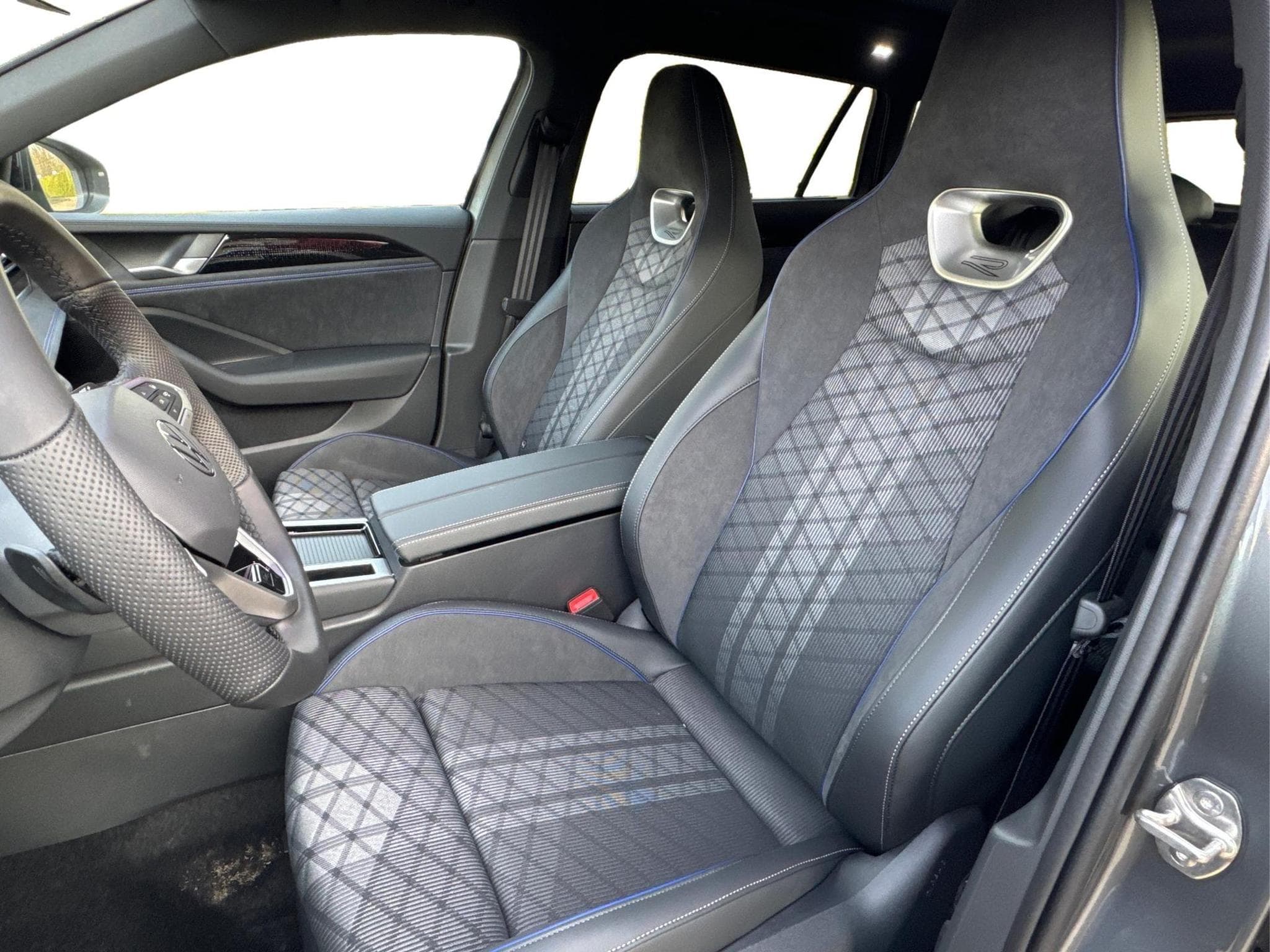 VW Passat Variant R-Line (2025) - Foto 13