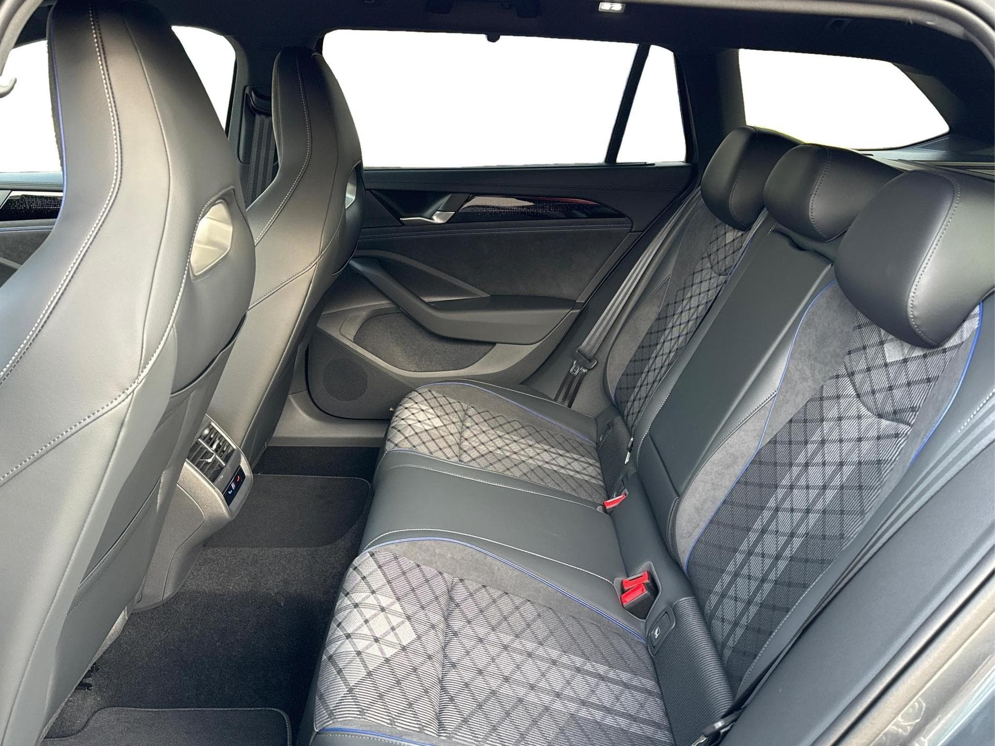 VW Passat Variant R-Line (2025) - Foto 14