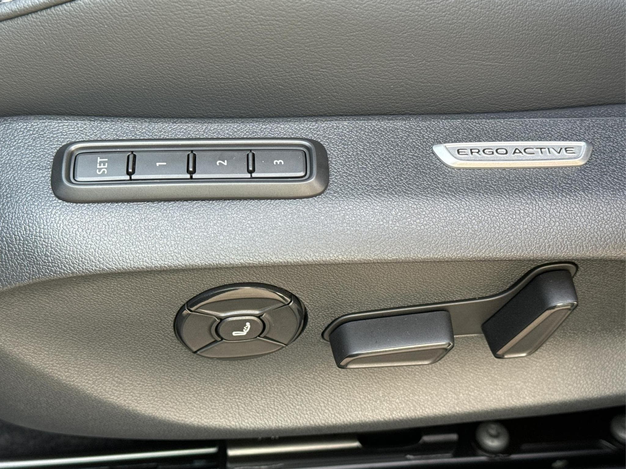 VW Passat Variant R-Line (2025) - Foto 16