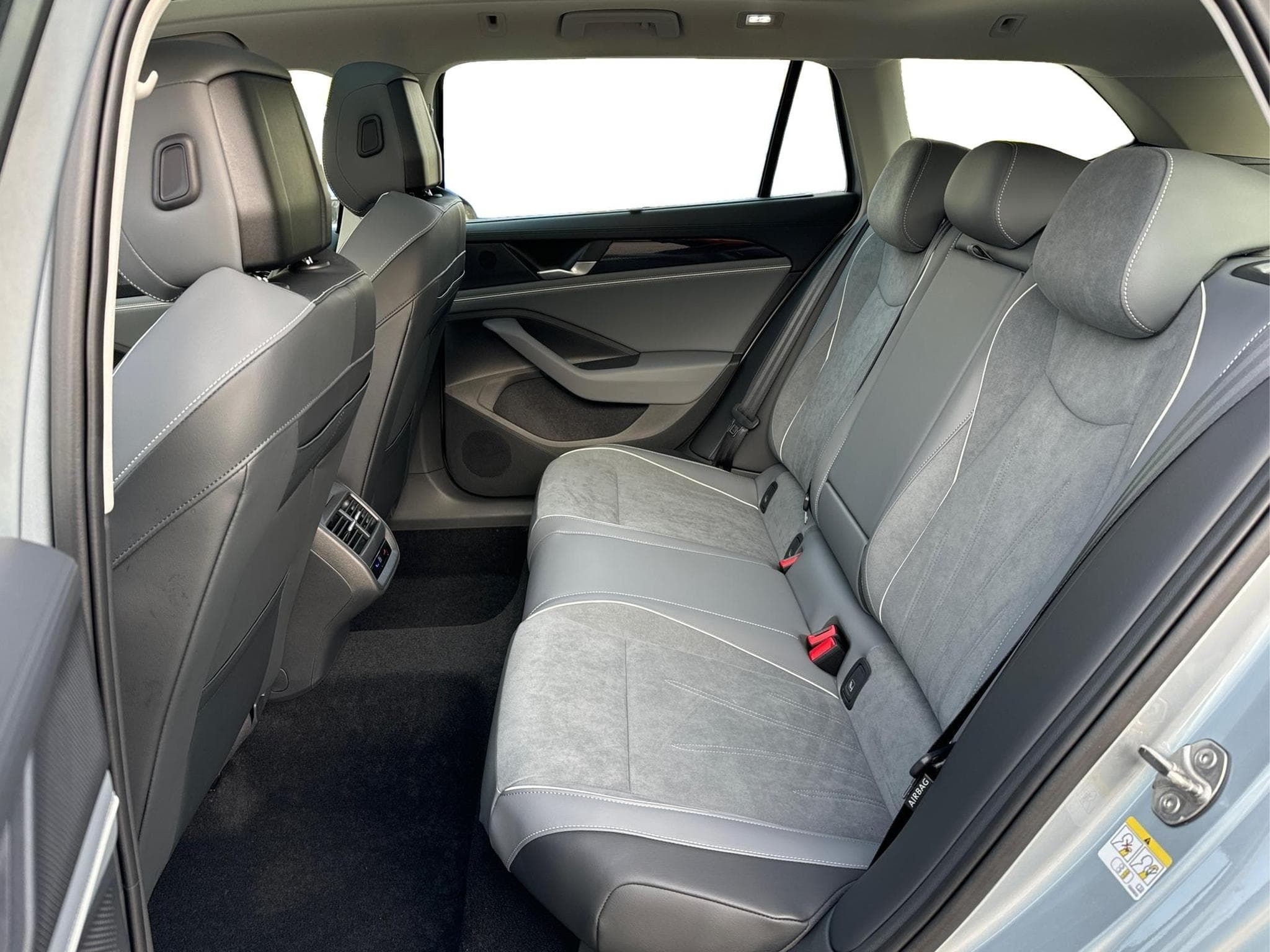 VW Passat Variant Business (2025) - Foto 17