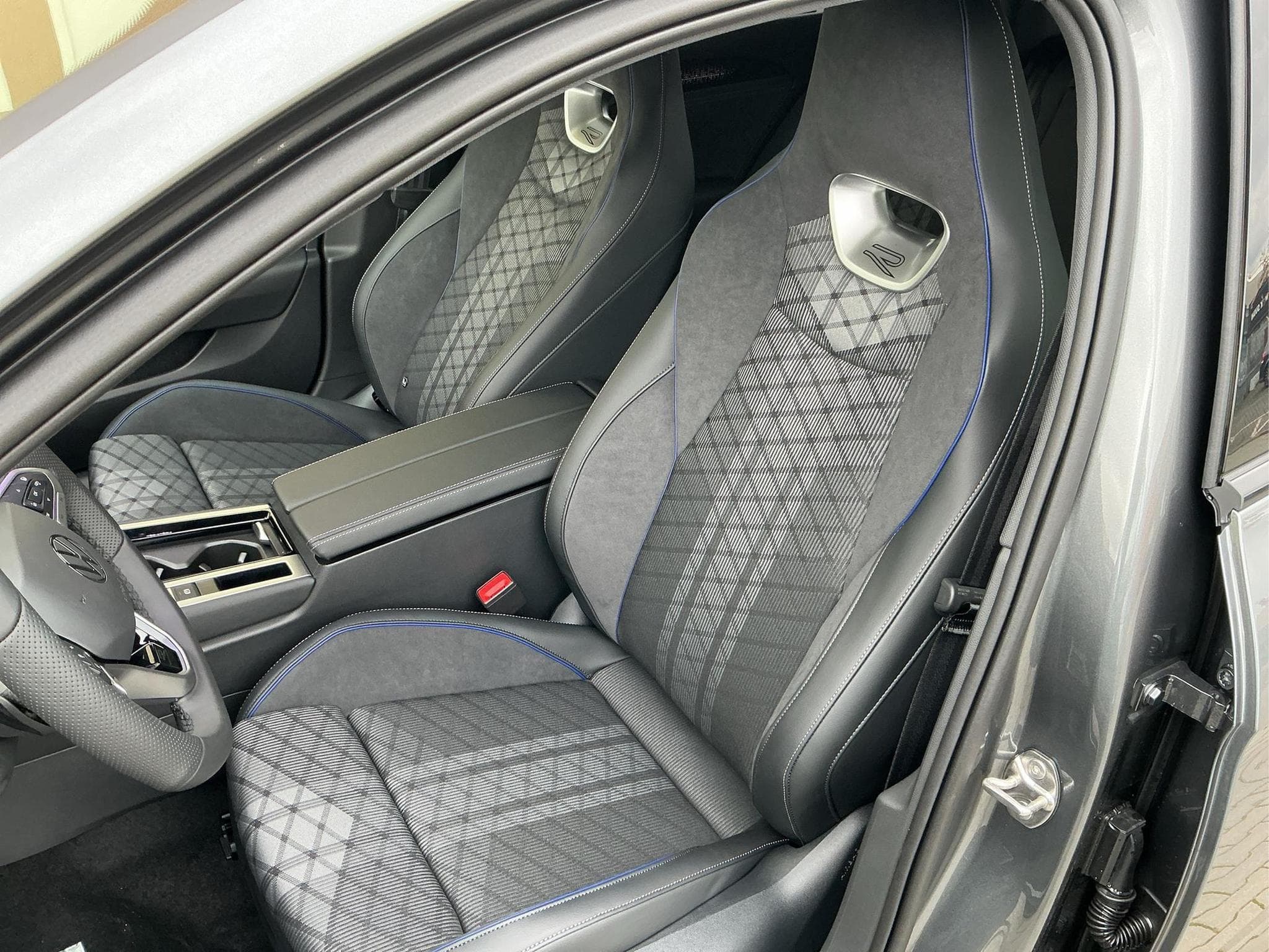 VW Passat Variant R-Line 4WD (2026) - Foto 12