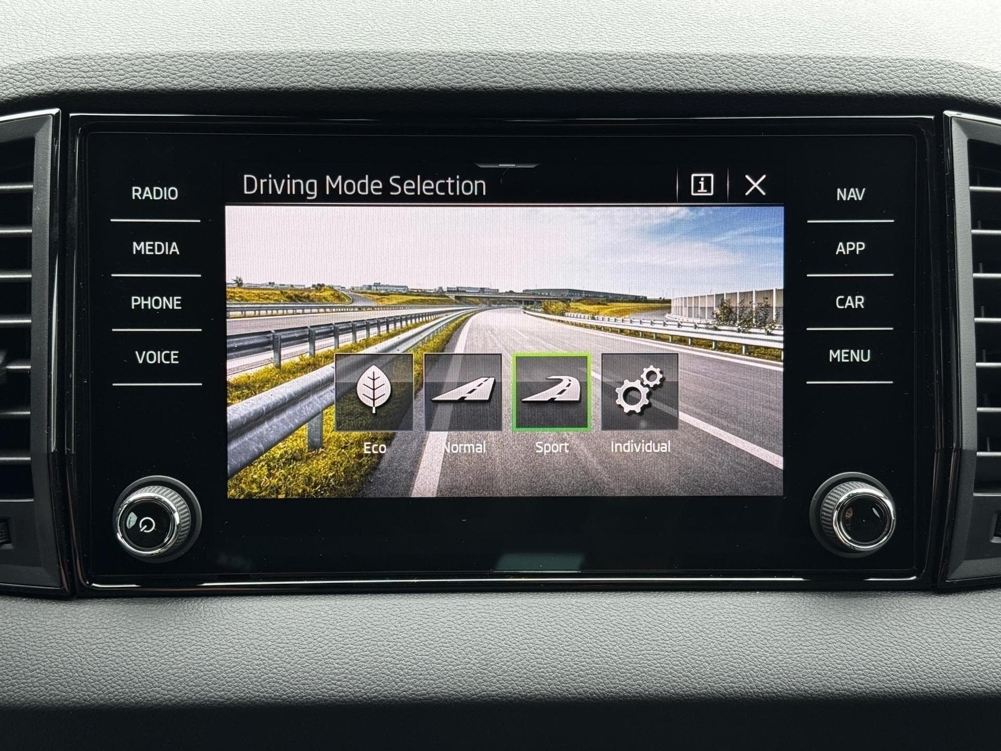 Skoda Karoq 1,5 TSI DSG (2025) - Foto 20