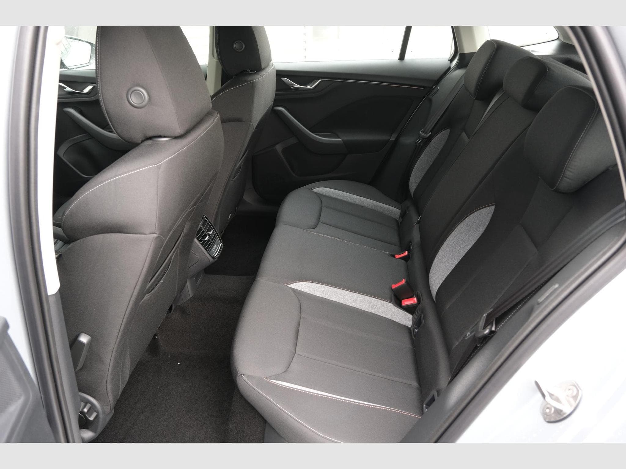 Skoda Scala 1.0 TSI Selection (2025) - Foto 8