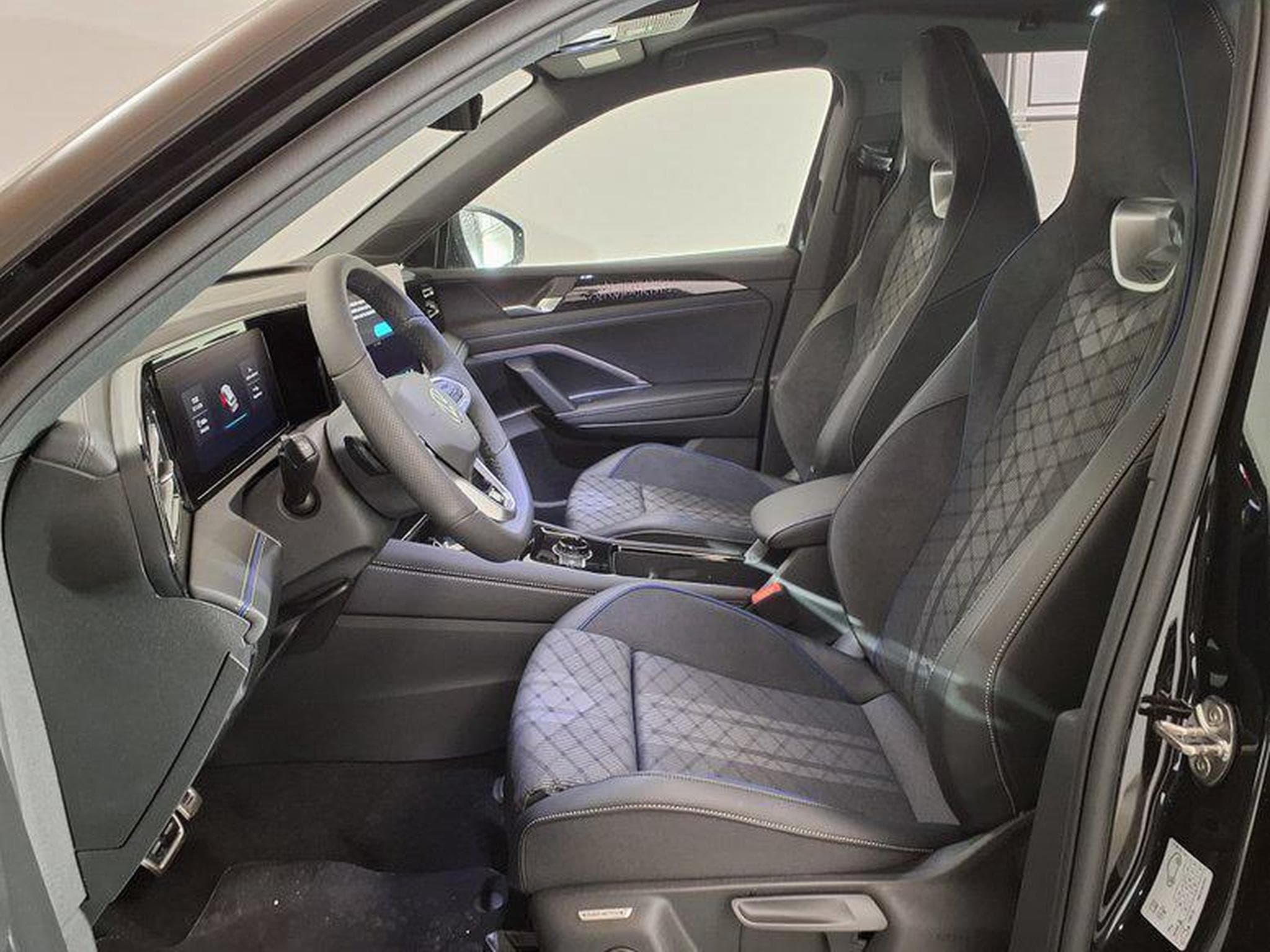 VW Tiguan R-Line 2.0 TSI OPF 4MOTION 7-Gang DSG (2025) - Photo 9