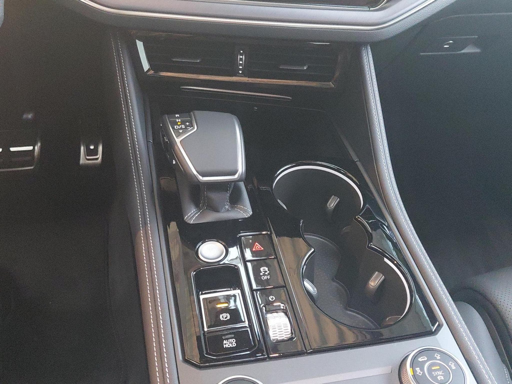 VW Touareg R-Line (1970) - Photo 13