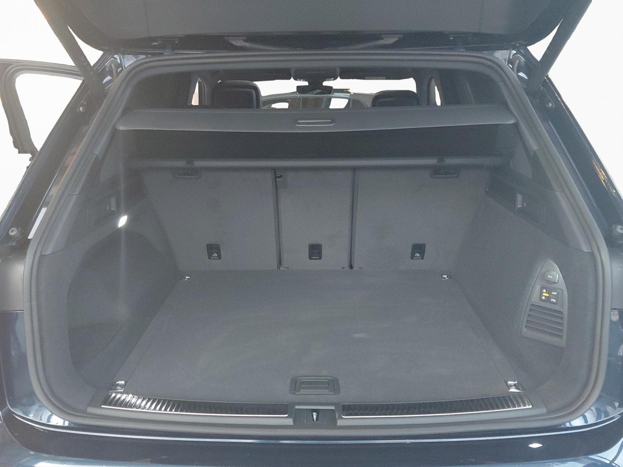 VW Touareg R-Line (1970) - Photo 17