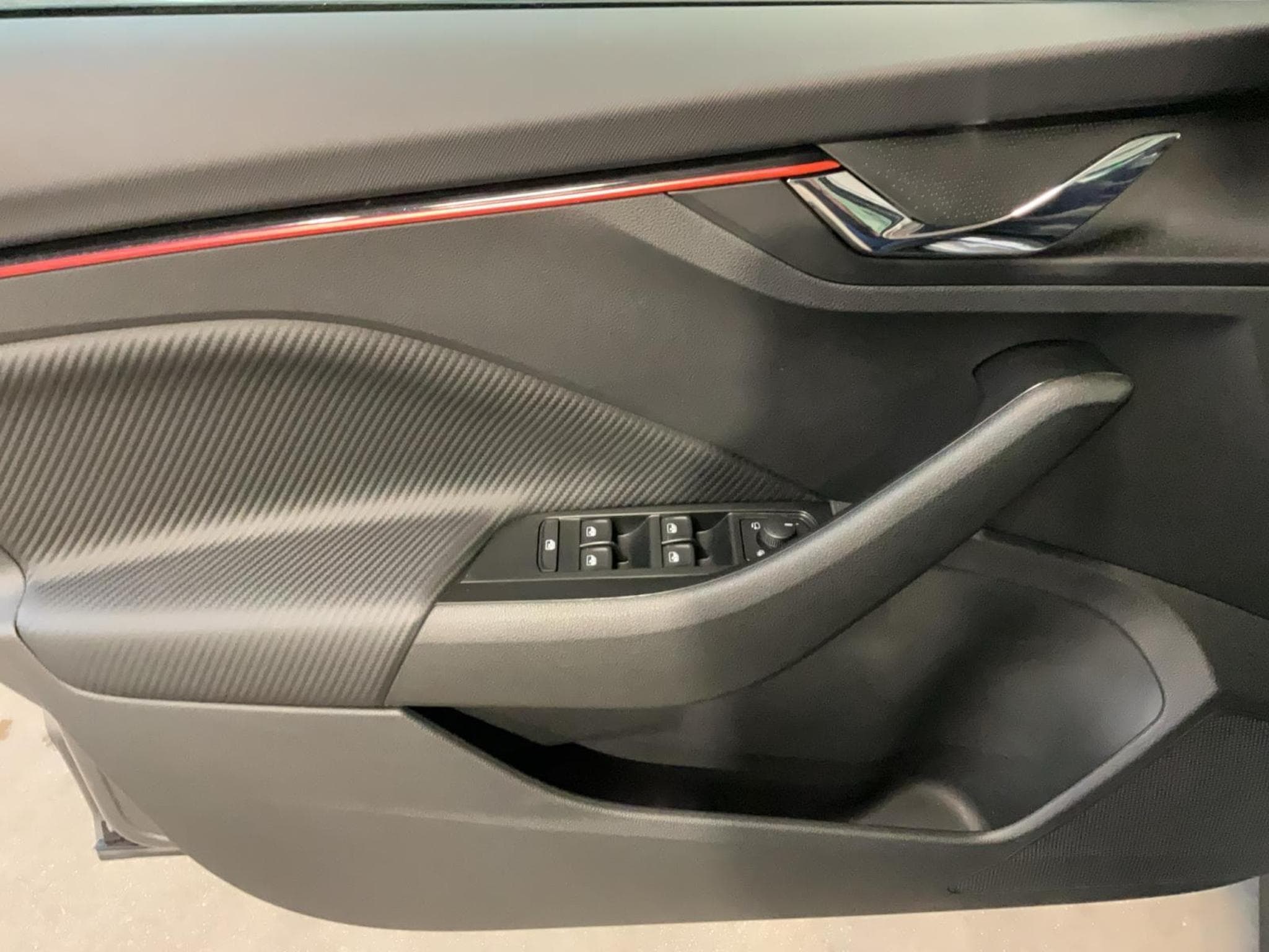 Skoda Kamiq Monte-Carlo+BVM+Pano+RearView (2025) - Foto 10