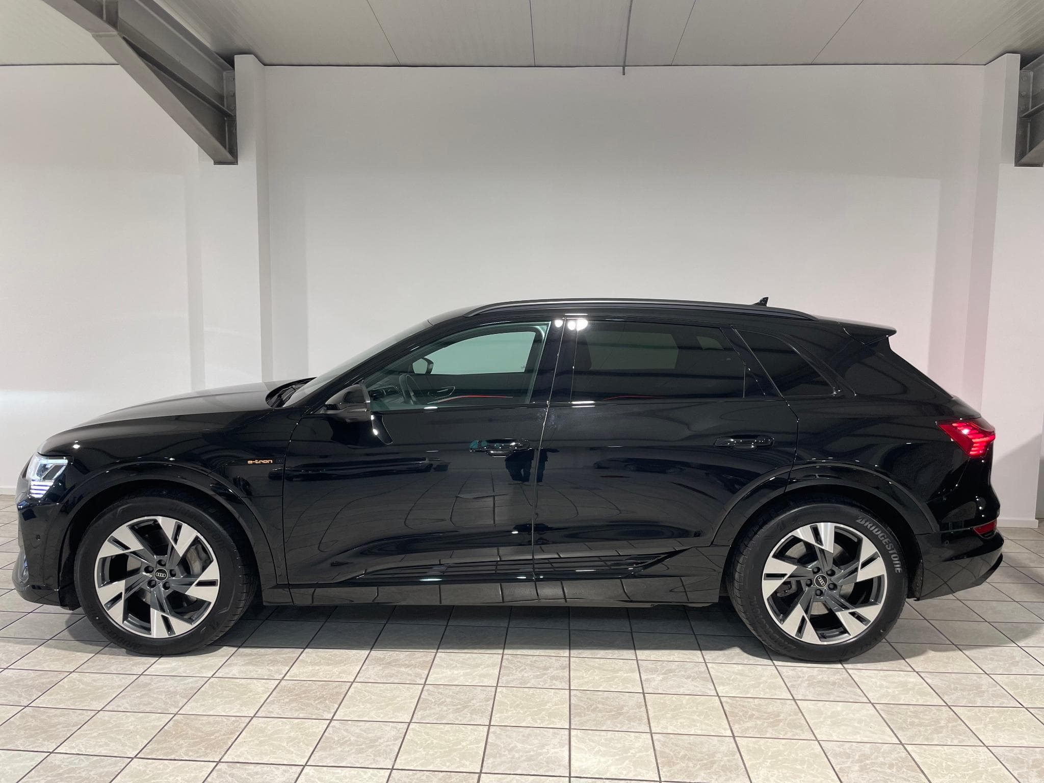 Audi e-tron e-tron 55 S-Line Quattro 300 kW 408cv (2024) - Foto 3