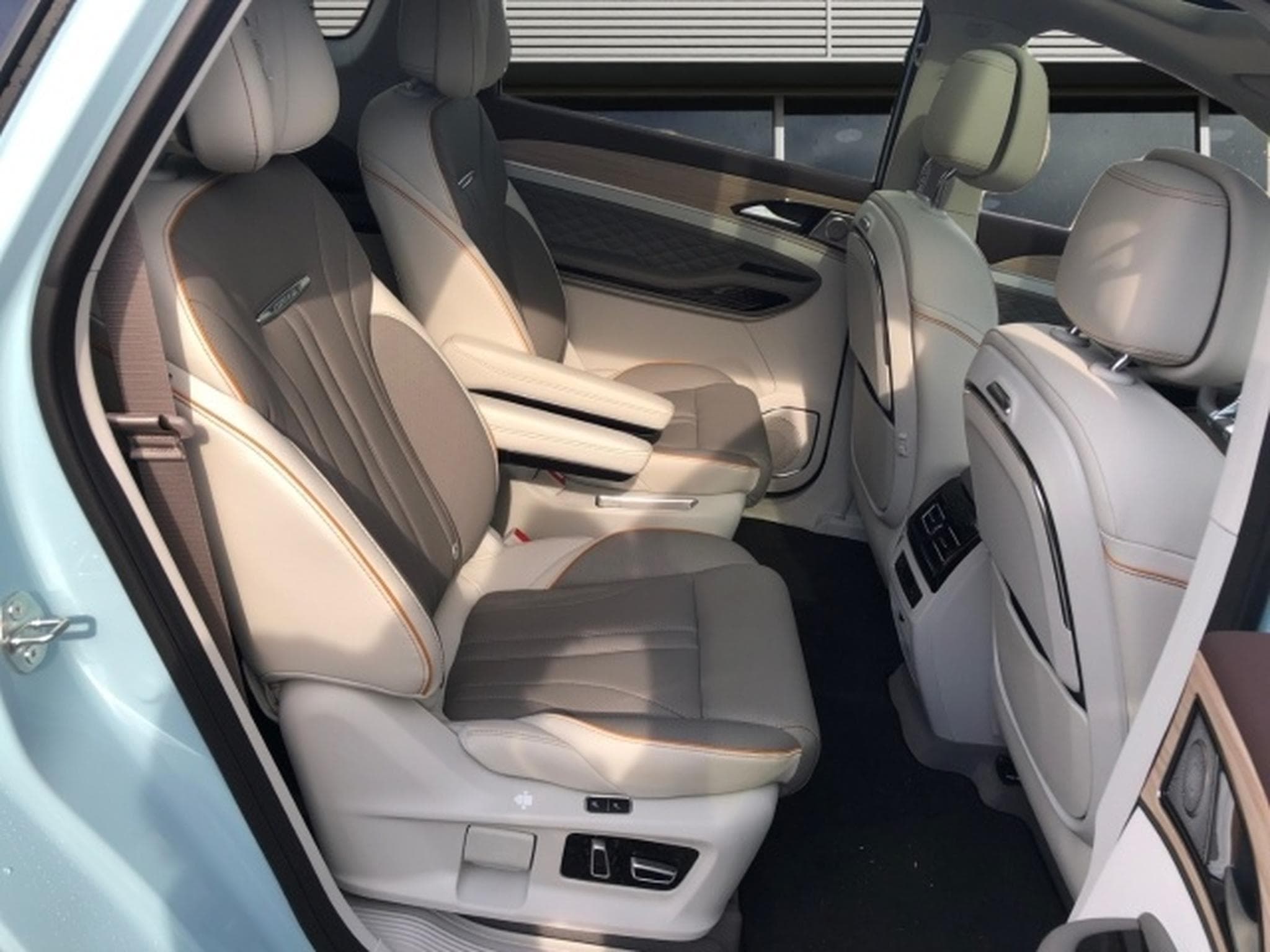 Forthing U-Tour 15xLager 7-Sitze heiz/kühl Automatik Panorama (2025) - Photo 14