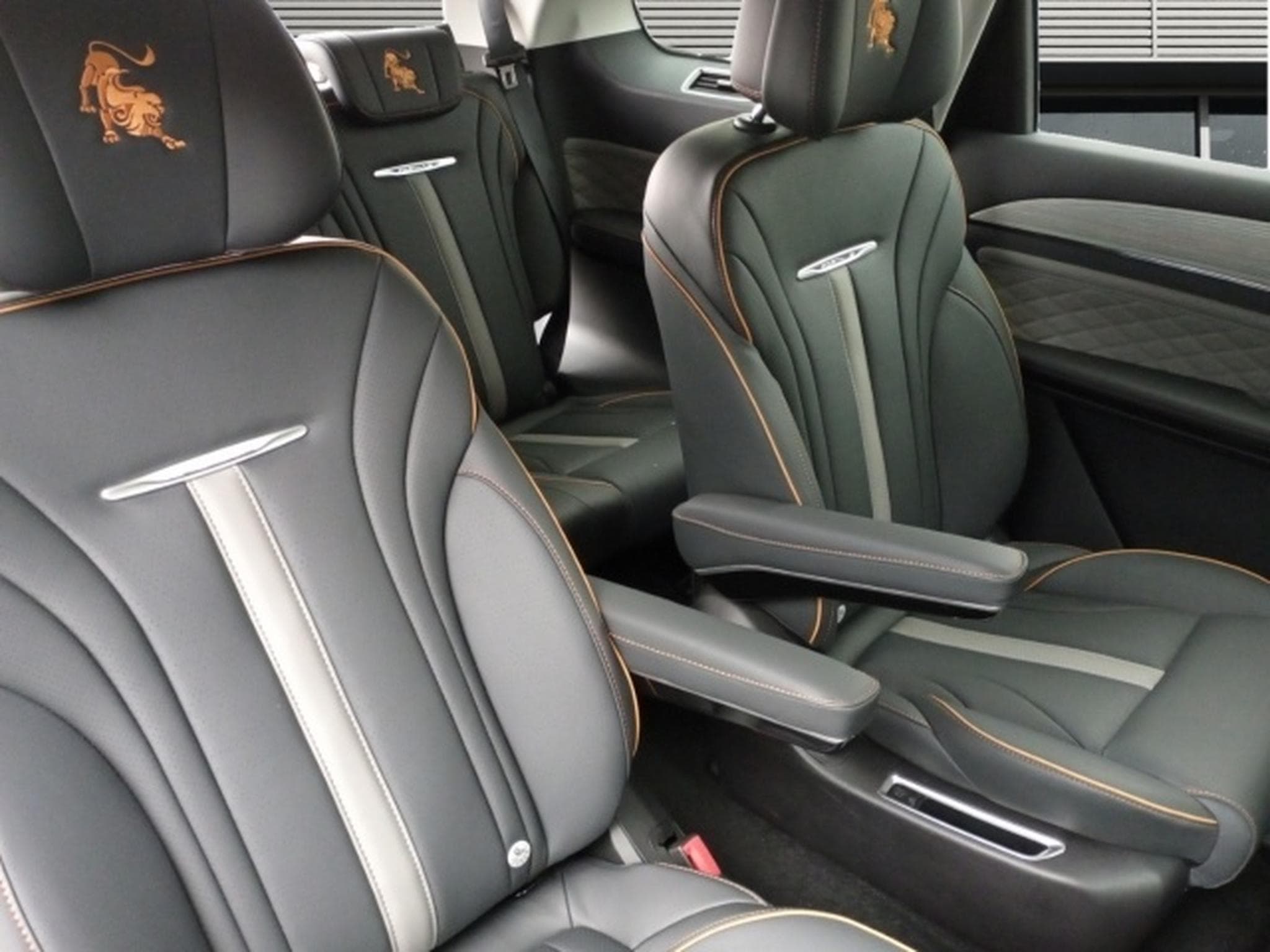 Forthing U-Tour 15xLager 7-Sitze heiz/kühl Automatik Panorama (2025) - Photo 12