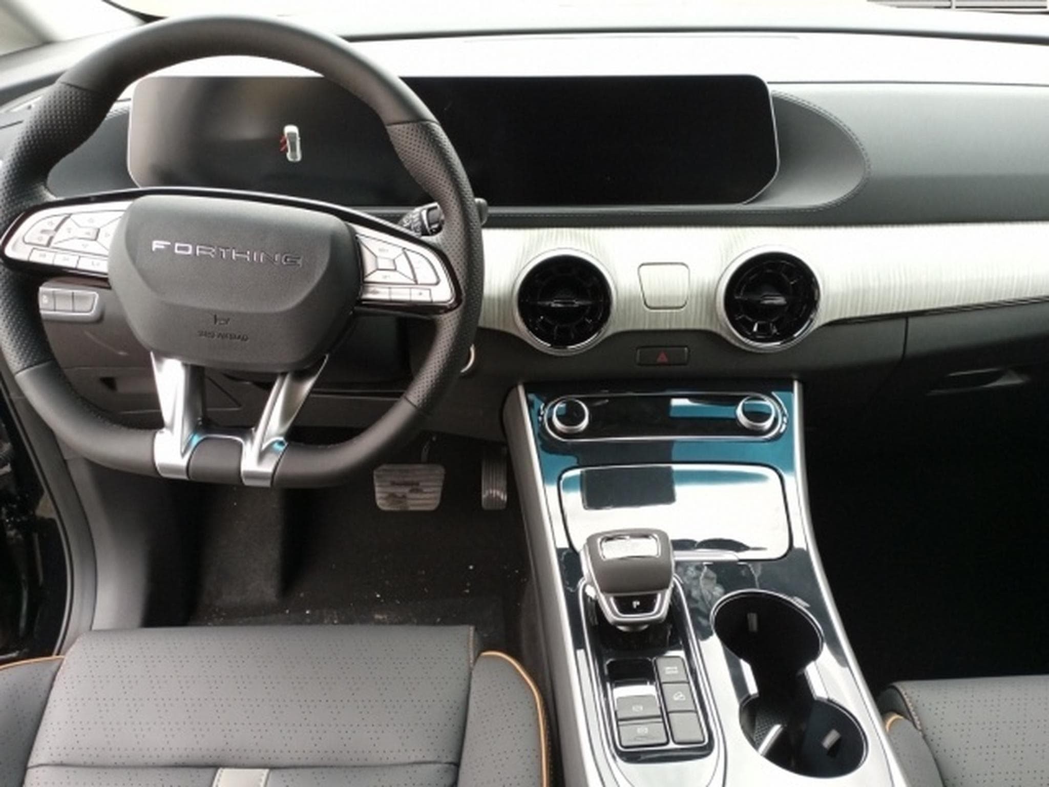 Forthing U-Tour 15xLager 7-Sitze heiz/kühl Automatik Panorama (2025) - Photo 11