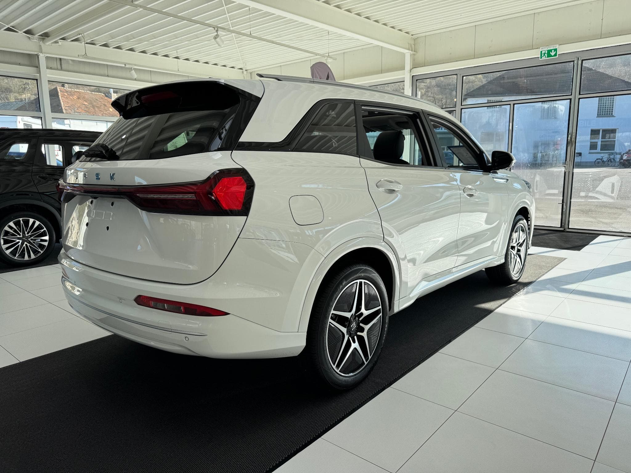 DFSK FENGON E5 10xLager Plug-In-Hybrid 7-Sitze (2025) - Photo 7