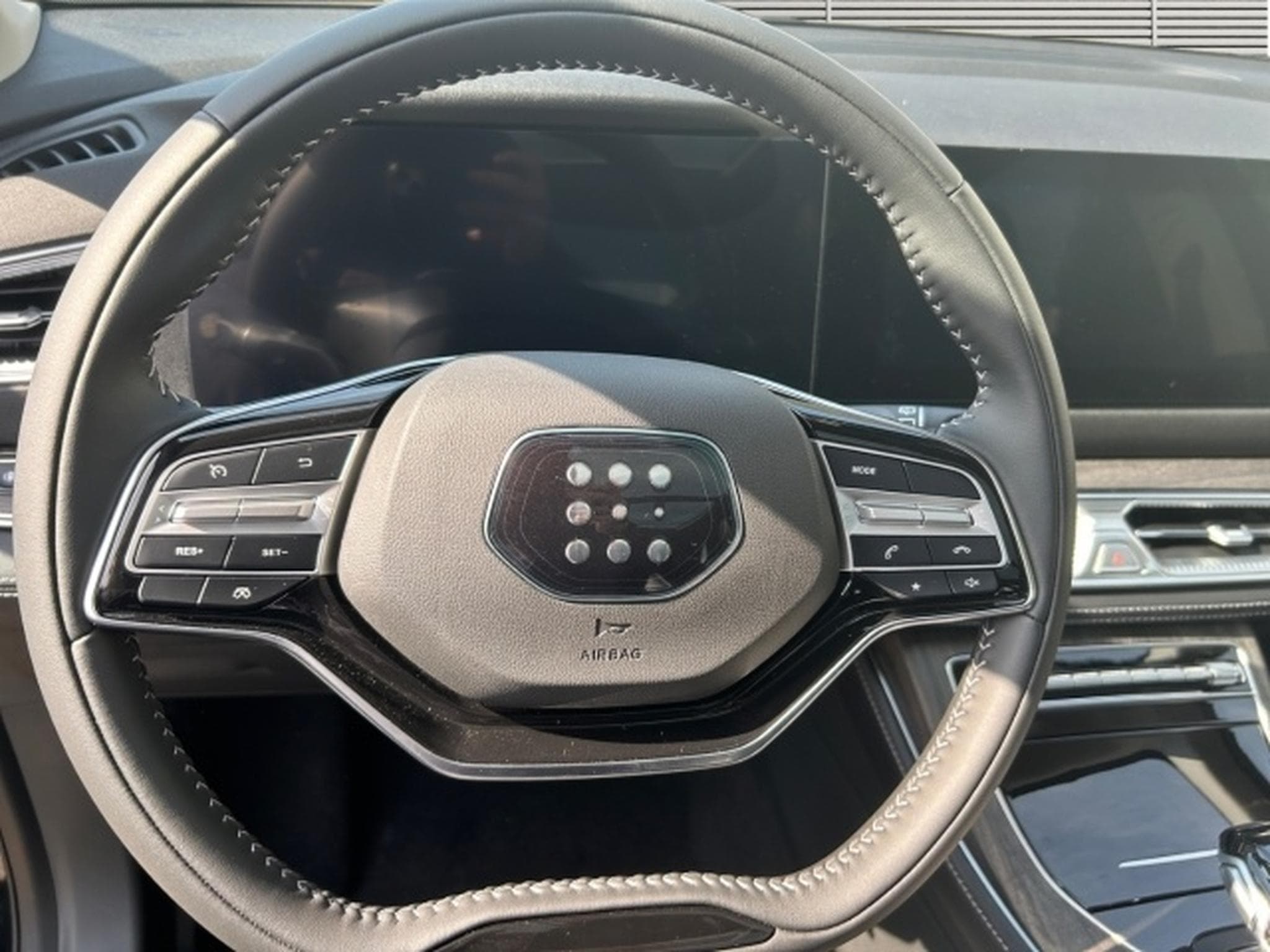 DFSK FENGON E5 10xLager Plug-In-Hybrid 7-Sitze (2025) - Photo 10